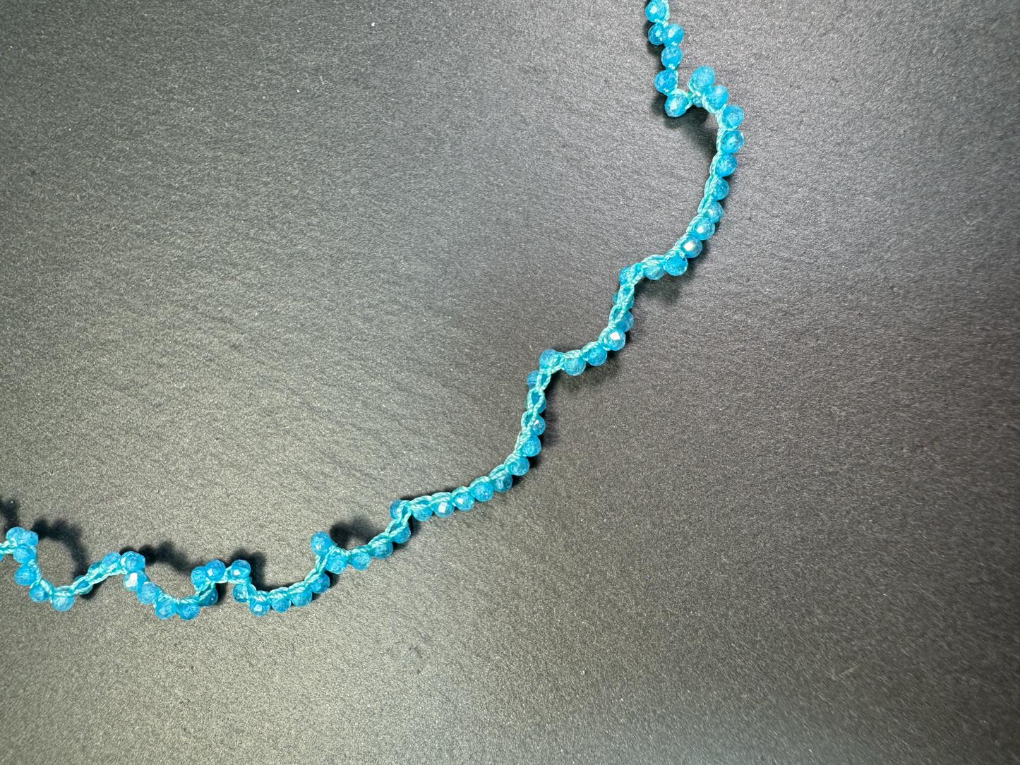 Ensemble de deux colliers et pendentif œil, crochetés à la main