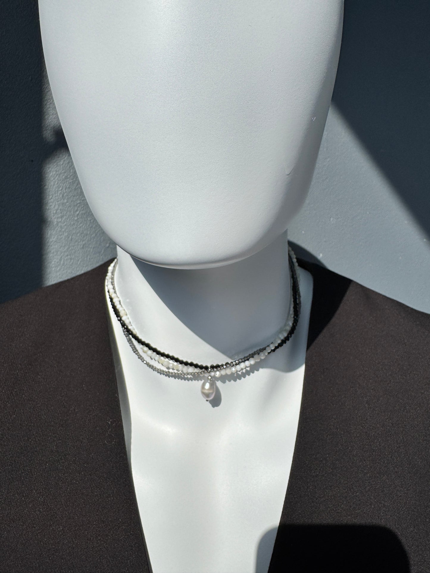 Choker avec pendentif en perle grise