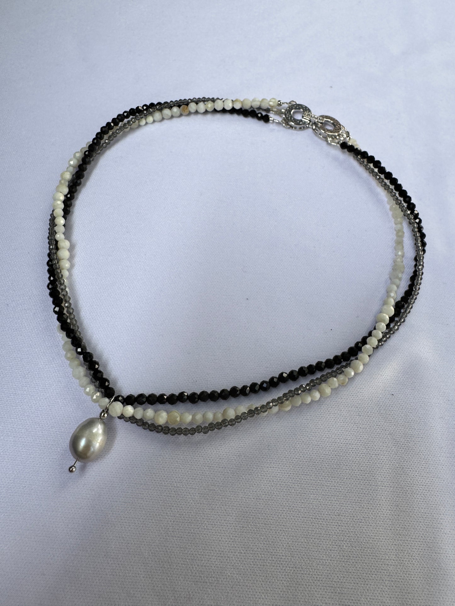 Choker avec pendentif en perle grise