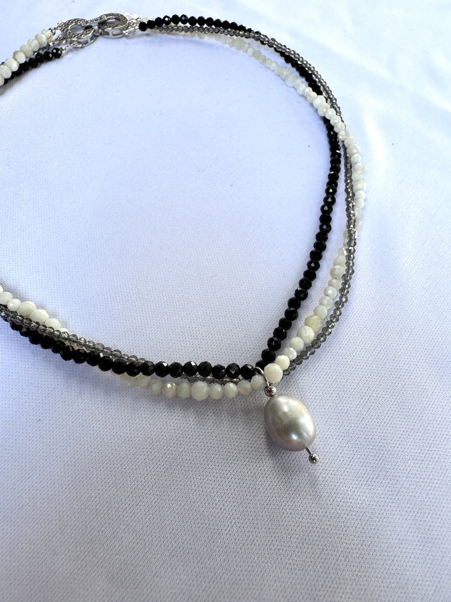 Choker avec pendentif en perle grise