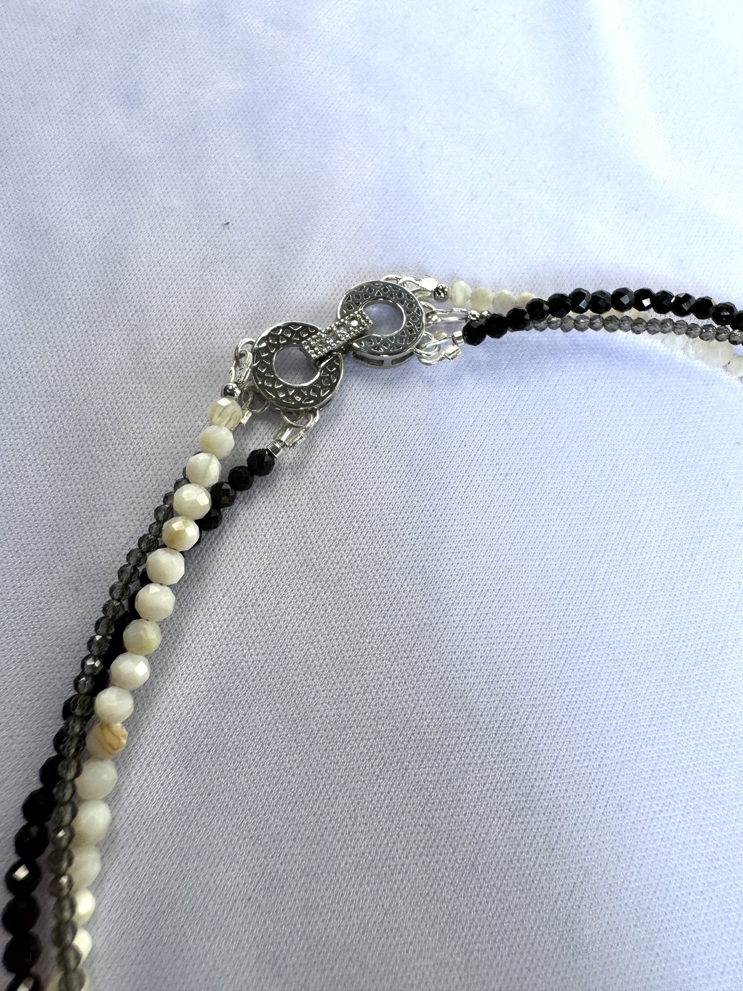 Choker avec pendentif en perle grise