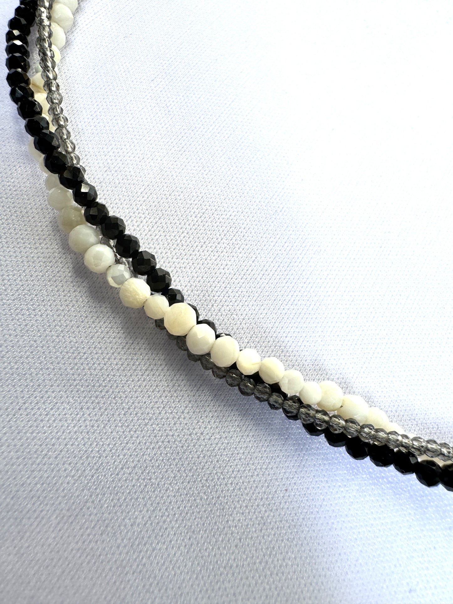 Choker avec pendentif en perle grise