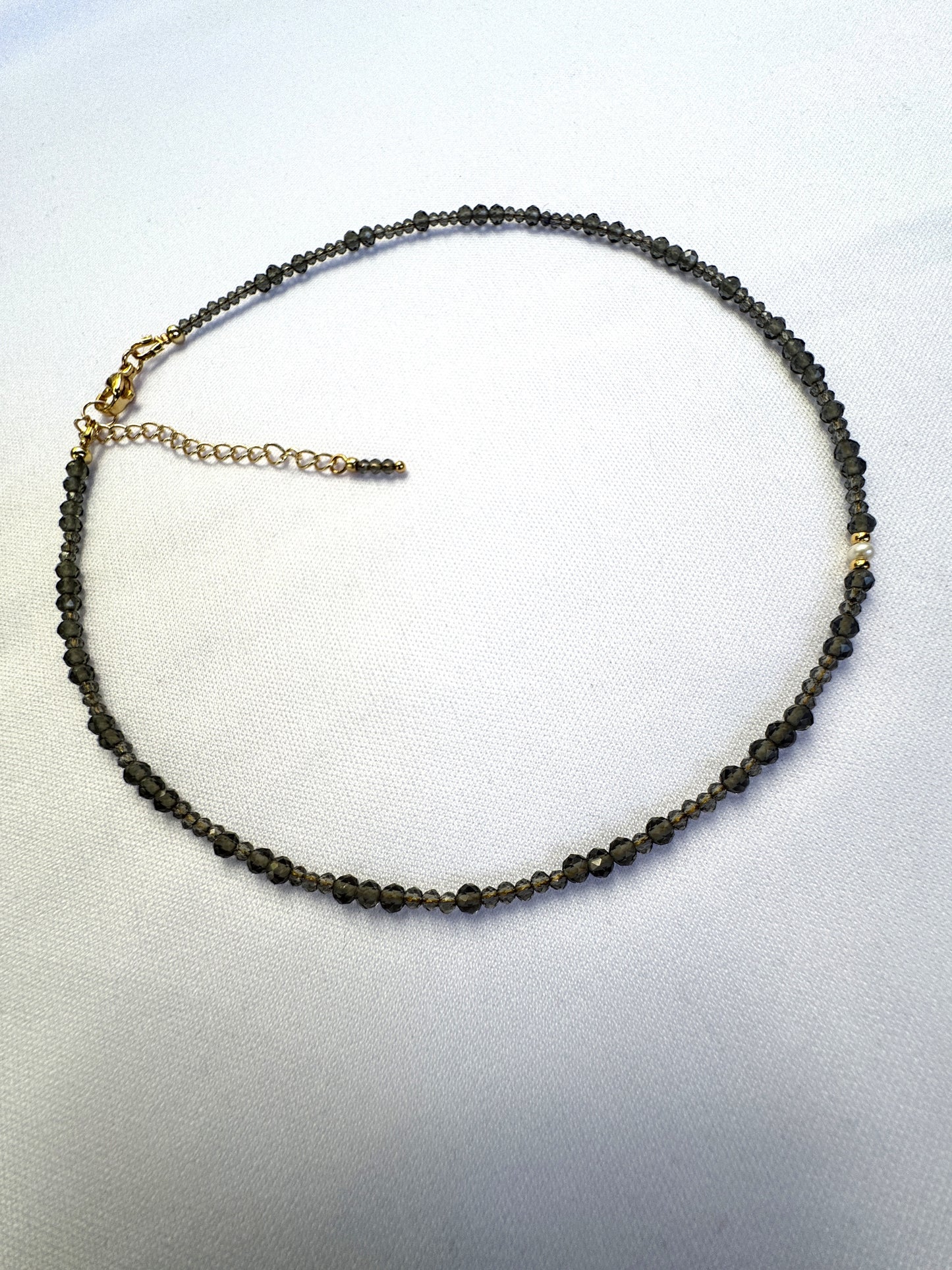 Collier spinelle gris