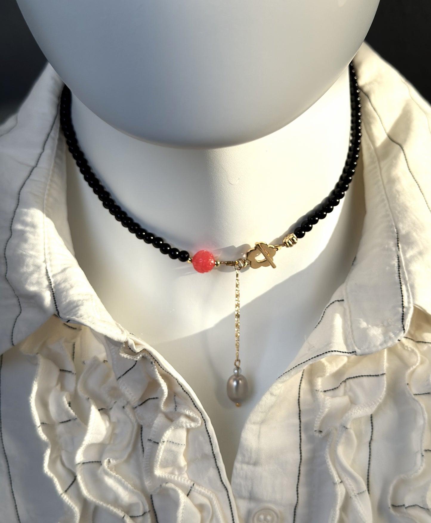 Collier en onyx avec fleur de lotus corail