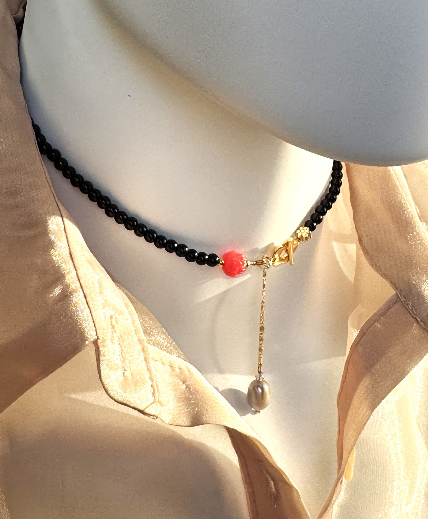 Collier en onyx avec fleur de lotus corail