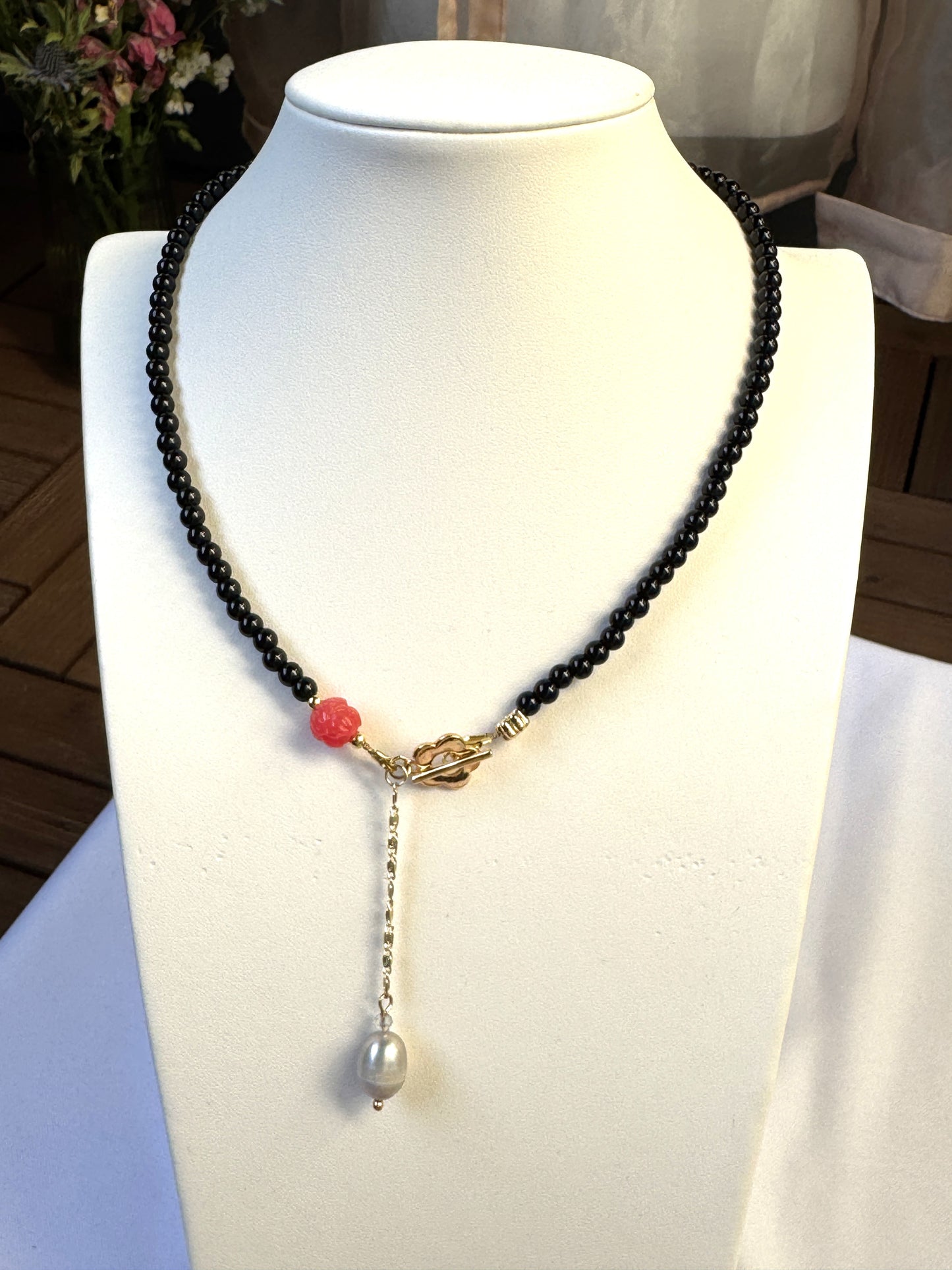 Collier en onyx avec fleur de lotus corail