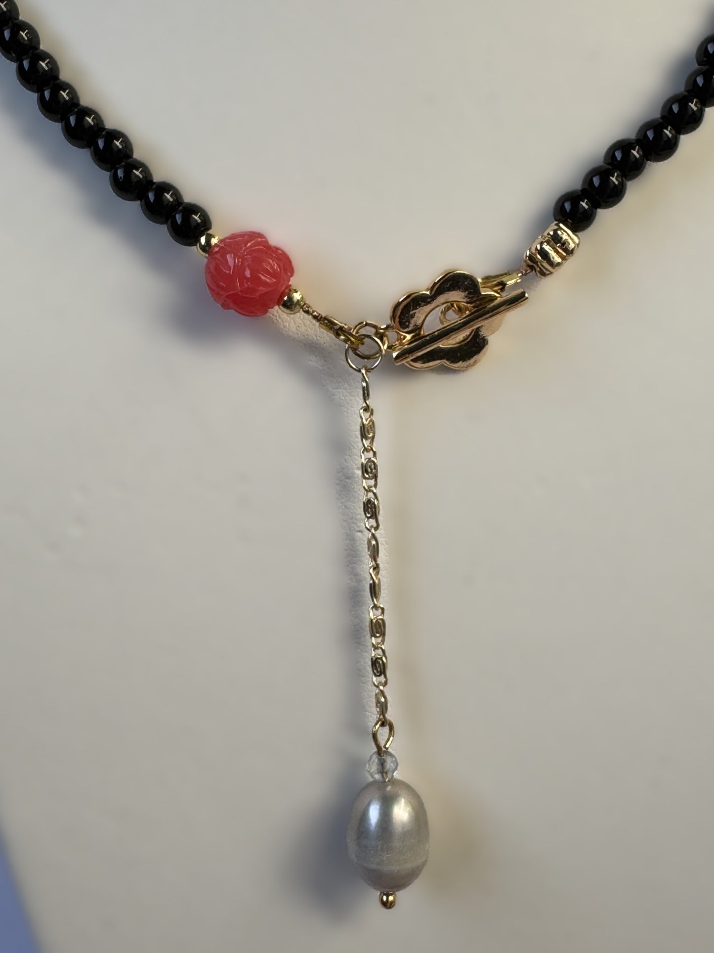 Collier en onyx avec fleur de lotus corail