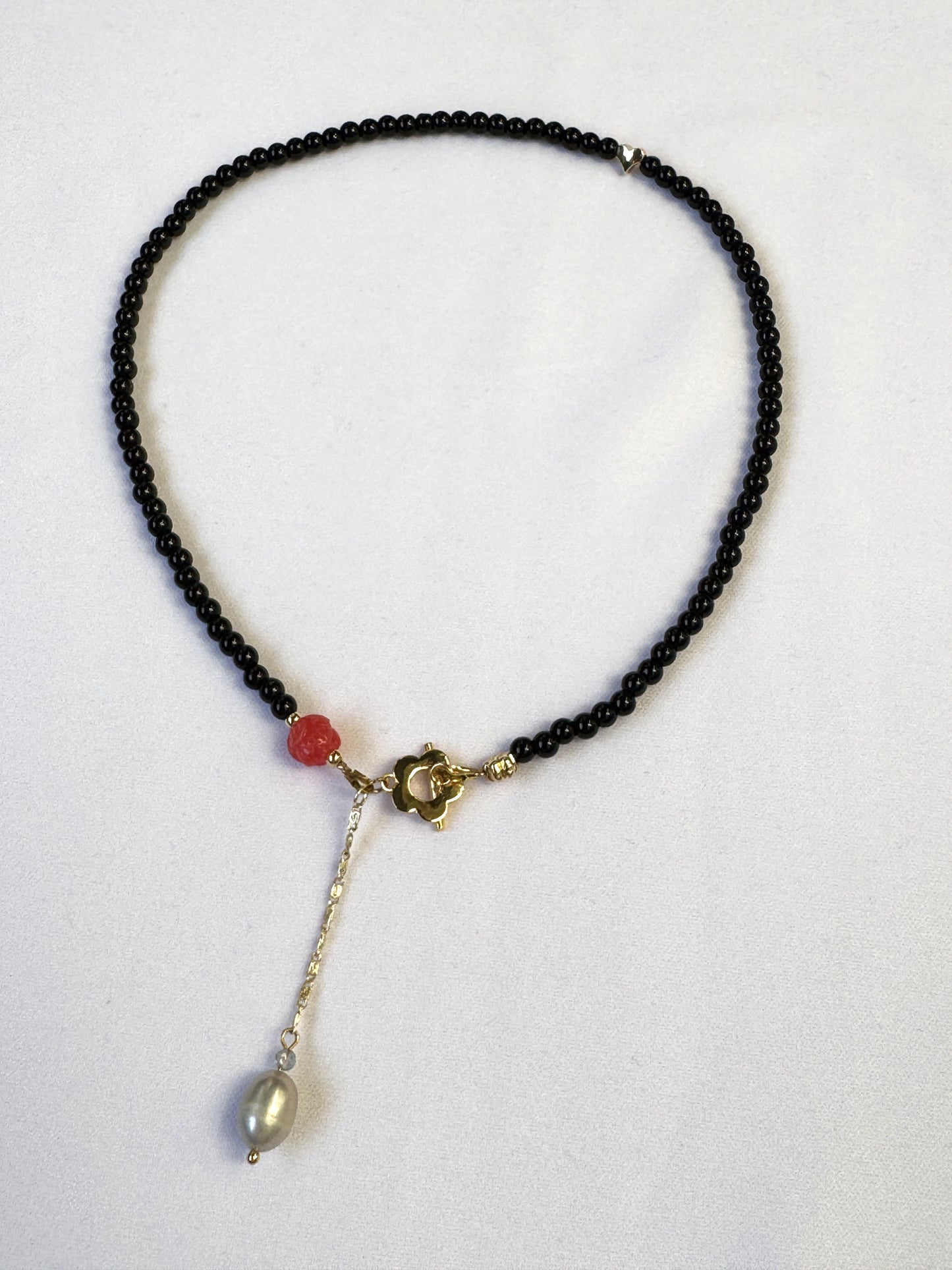 Collier en onyx avec fleur de lotus corail
