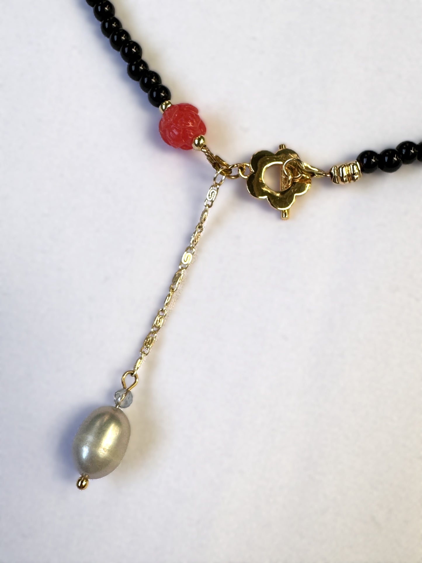 Collier en onyx avec fleur de lotus corail