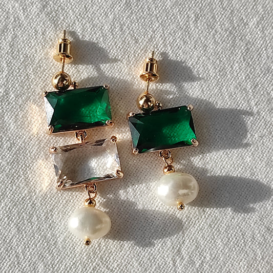 Boucles d'oreilles asymétriques avec zirconium vert