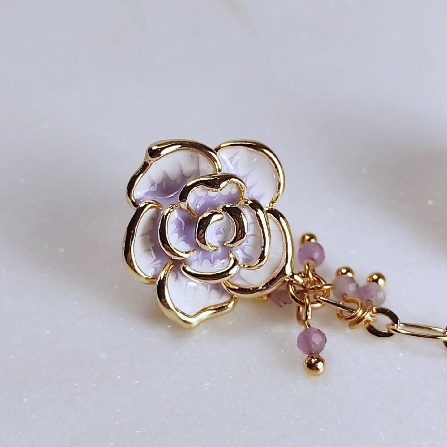 Boucles d'oreilles asymétriques avec améthyste