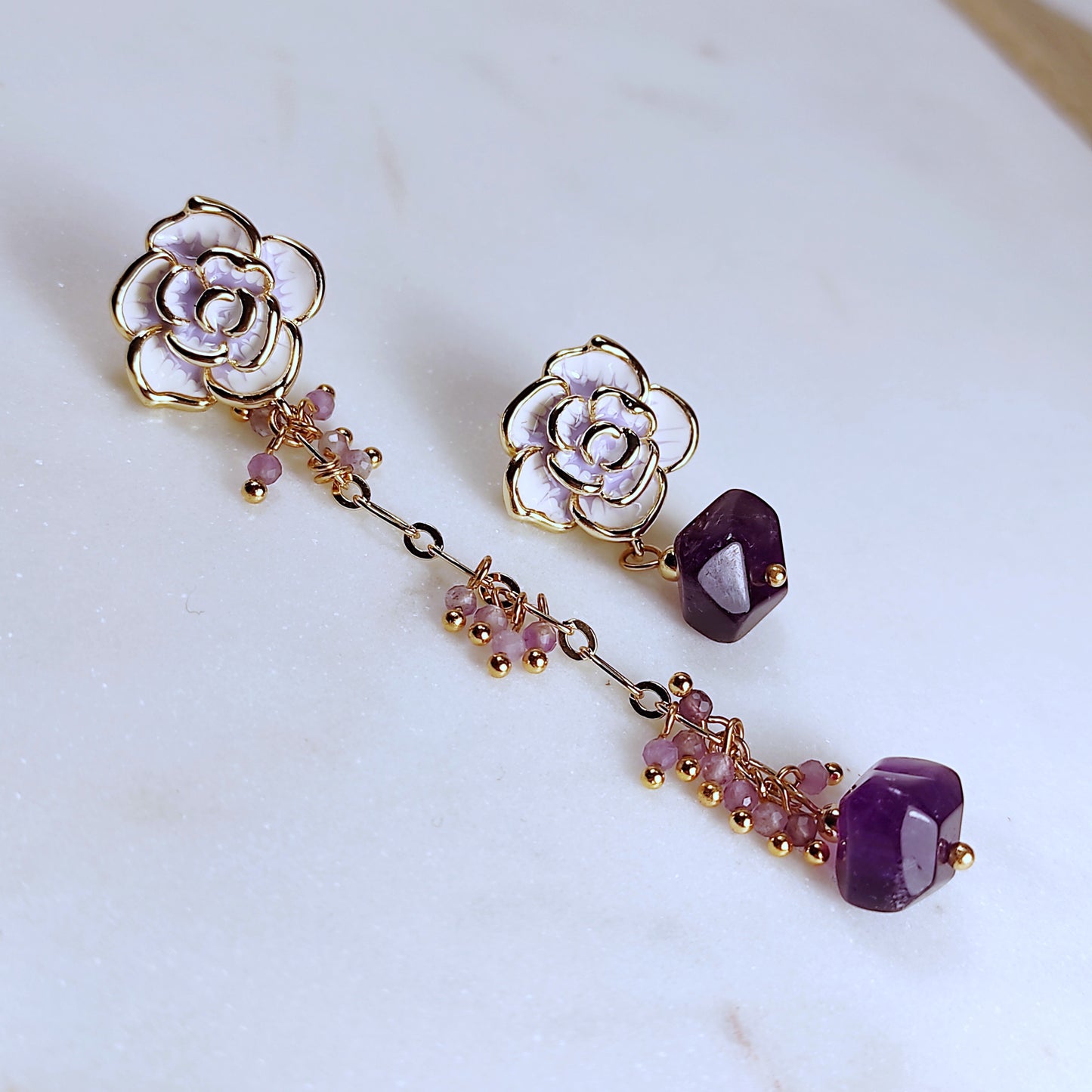 Boucles d'oreilles asymétriques avec améthyste