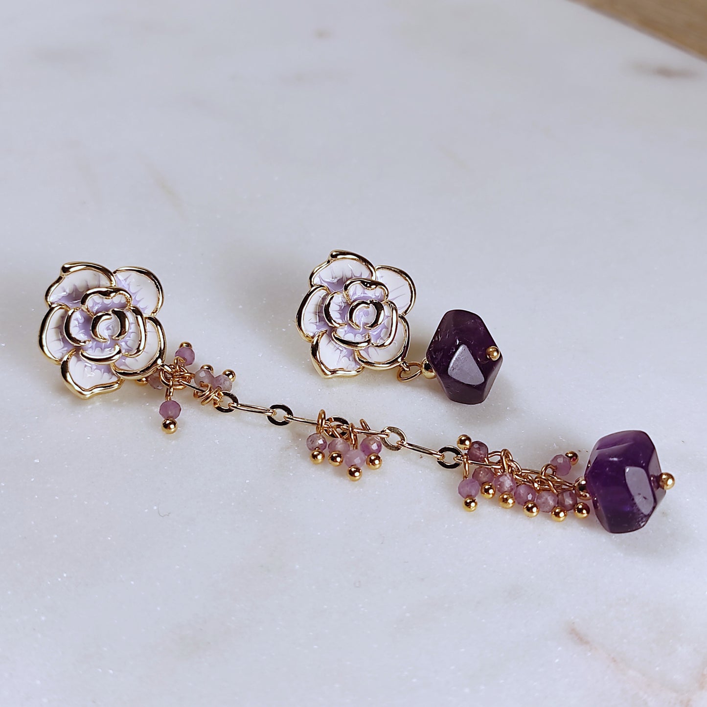 Boucles d'oreilles asymétriques avec améthyste