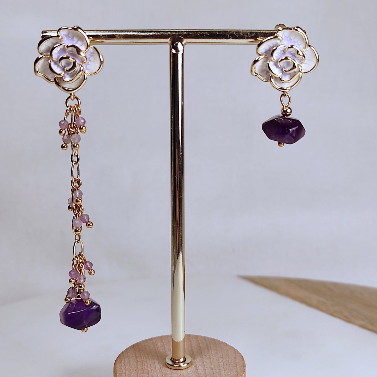Boucles d'oreilles asymétriques avec améthyste