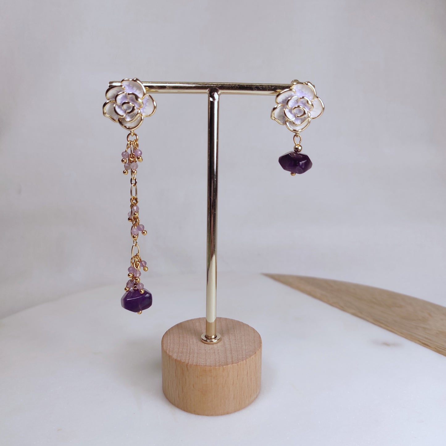 Boucles d'oreilles asymétriques avec améthyste