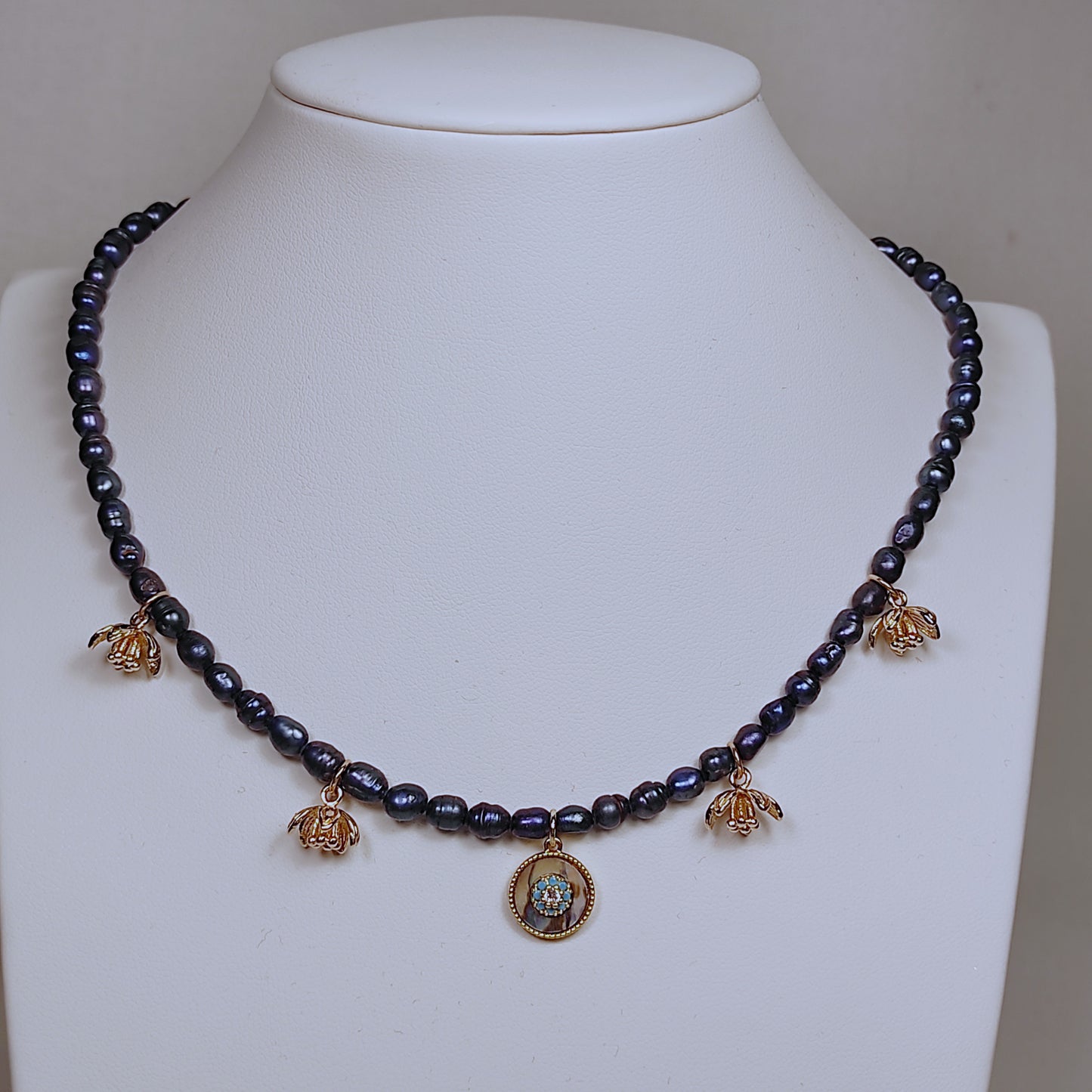 Collier en perles de nacre noire et pendentifs floraux