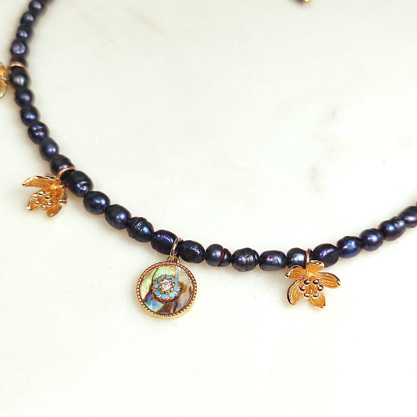 Collier en perles de nacre noire et pendentifs floraux