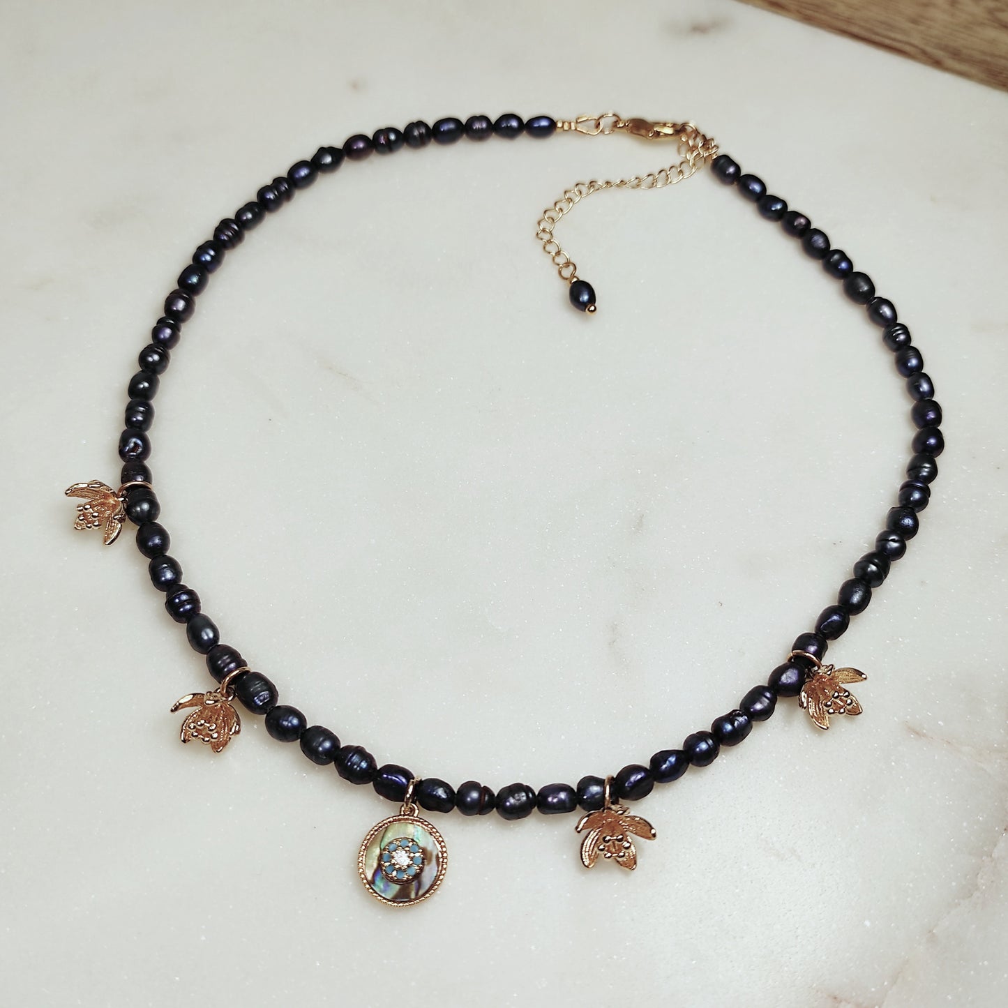 Collier en perles de nacre noire et pendentifs floraux