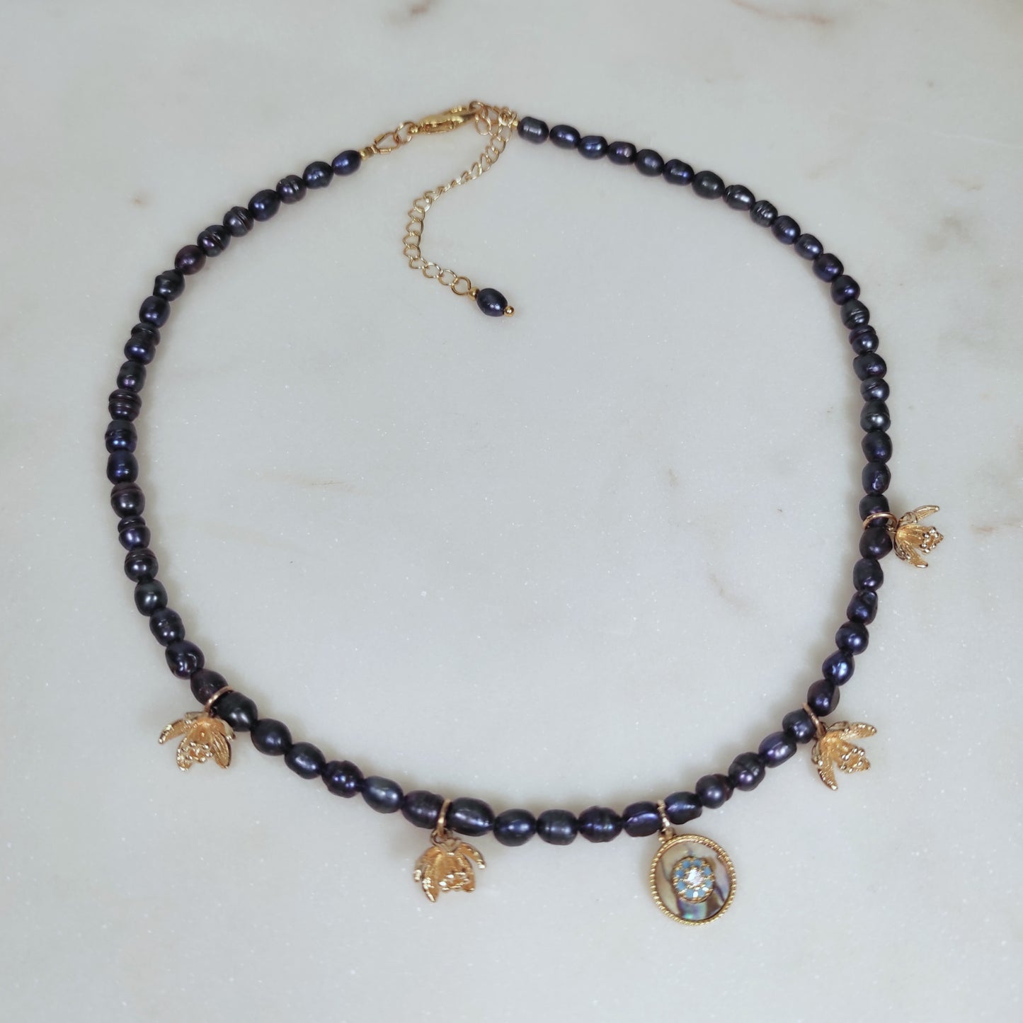 Collier en perles de nacre noire et pendentifs floraux