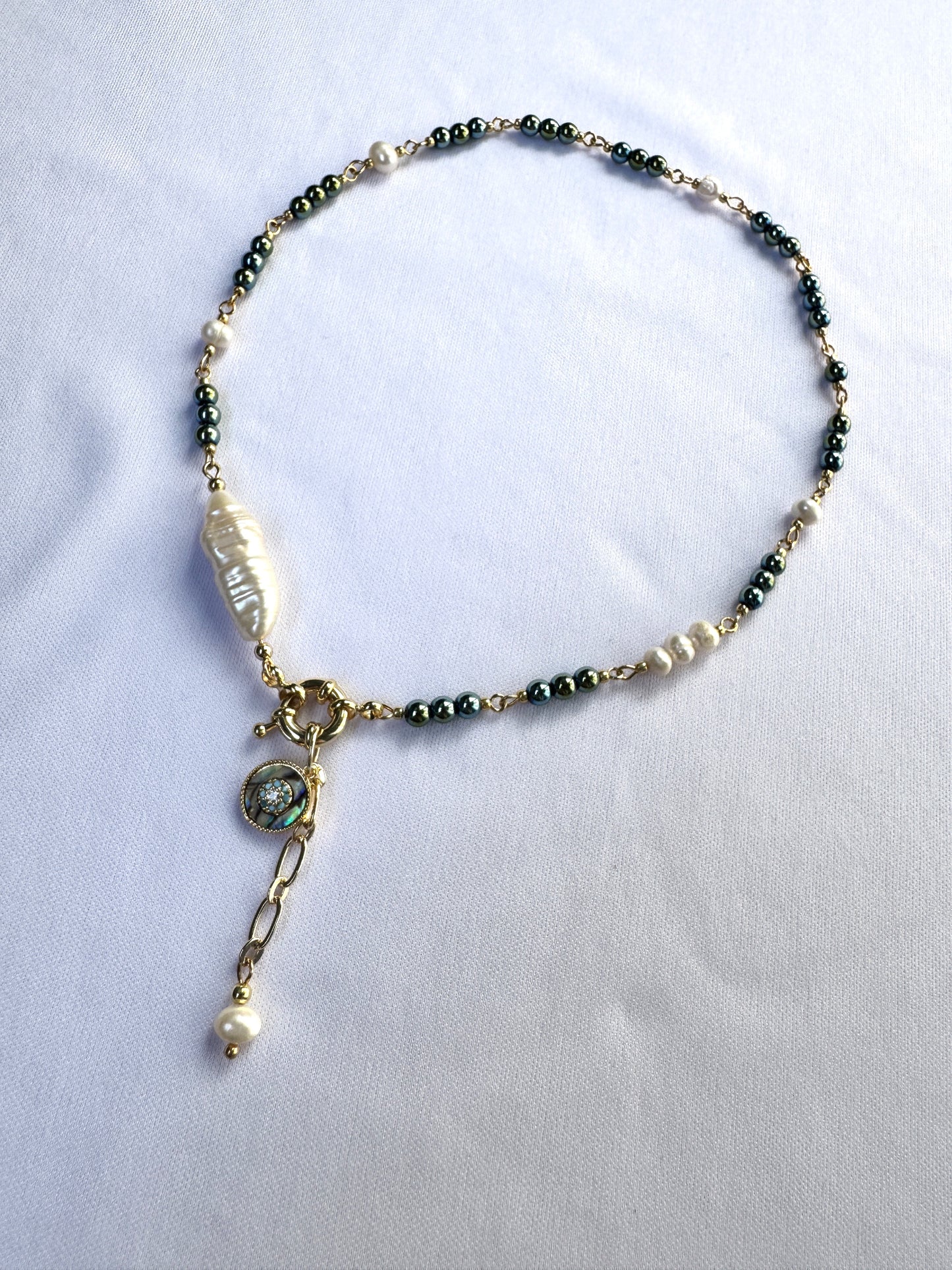 Choker en hématite verte et perles blanches
