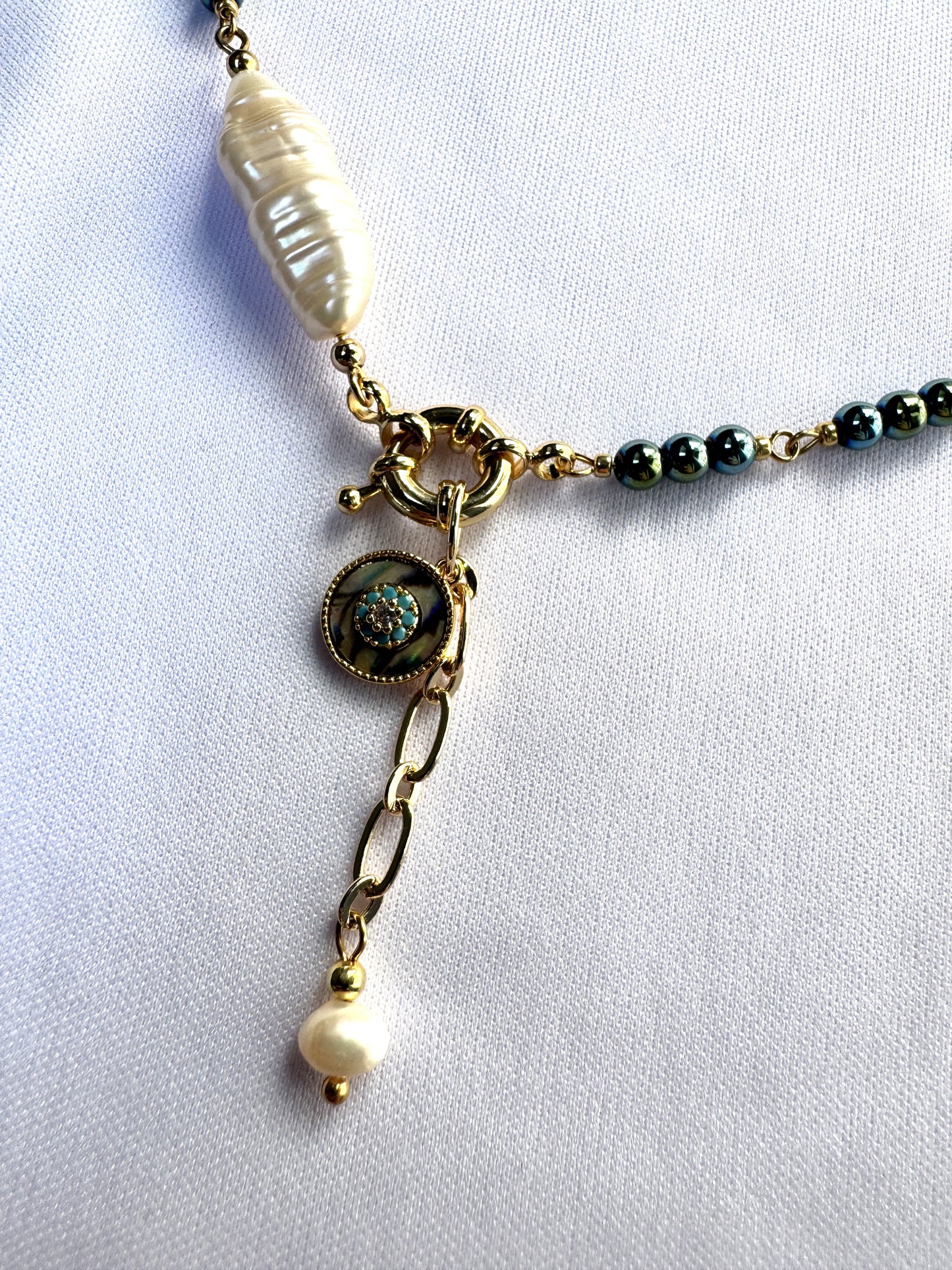 Choker en hématite verte et perles blanches