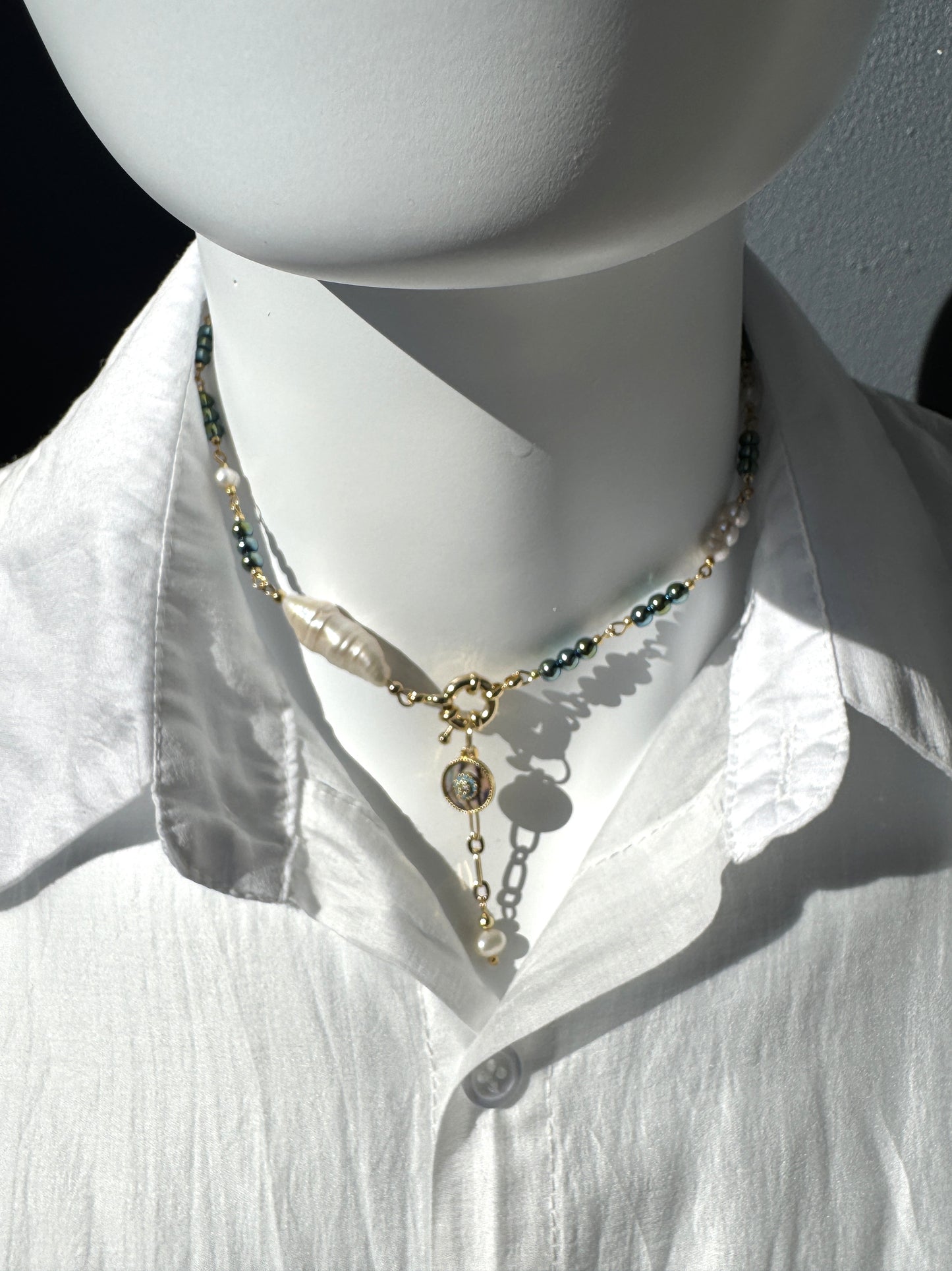 Choker en hématite verte et perles blanches