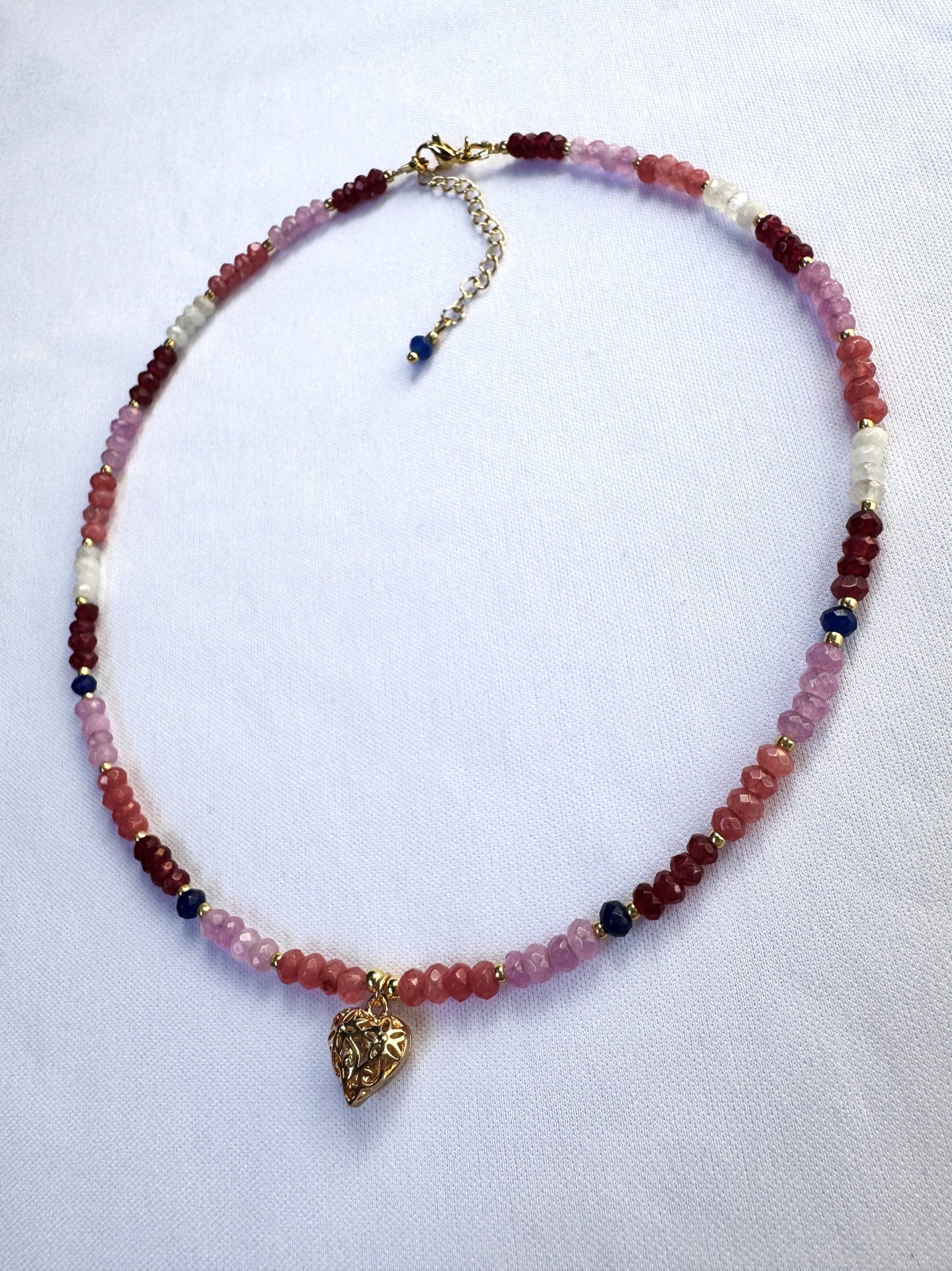 Choker en calcédoine multicolore et pendentif cœur