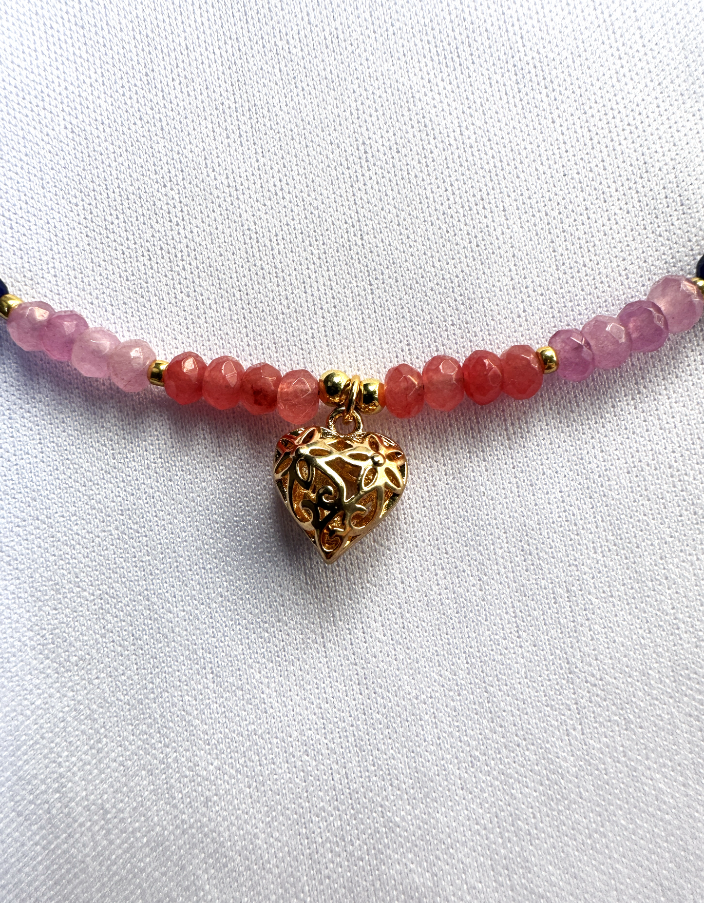 Choker en calcédoine multicolore et pendentif cœur