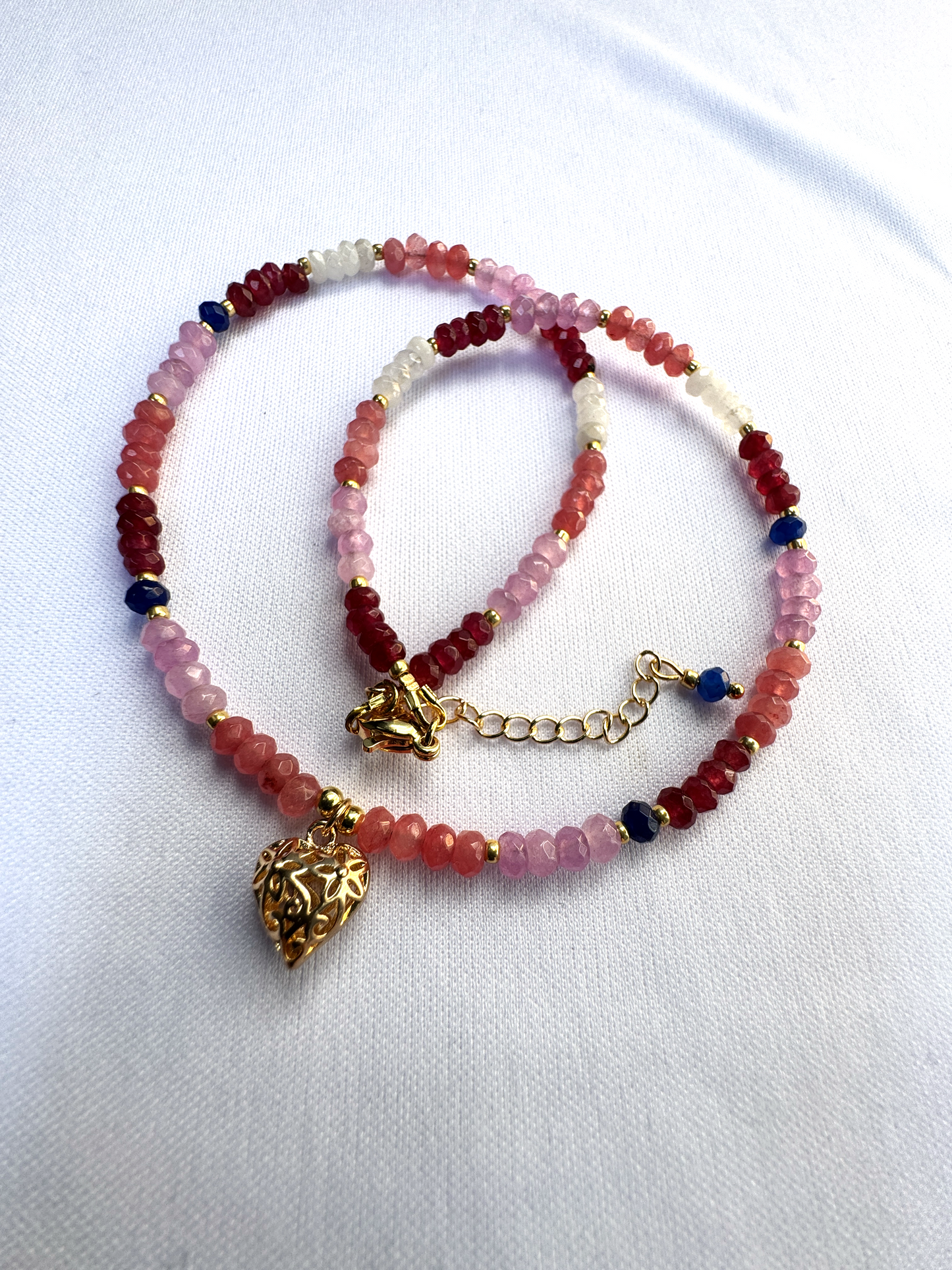 Choker en calcédoine multicolore et pendentif cœur