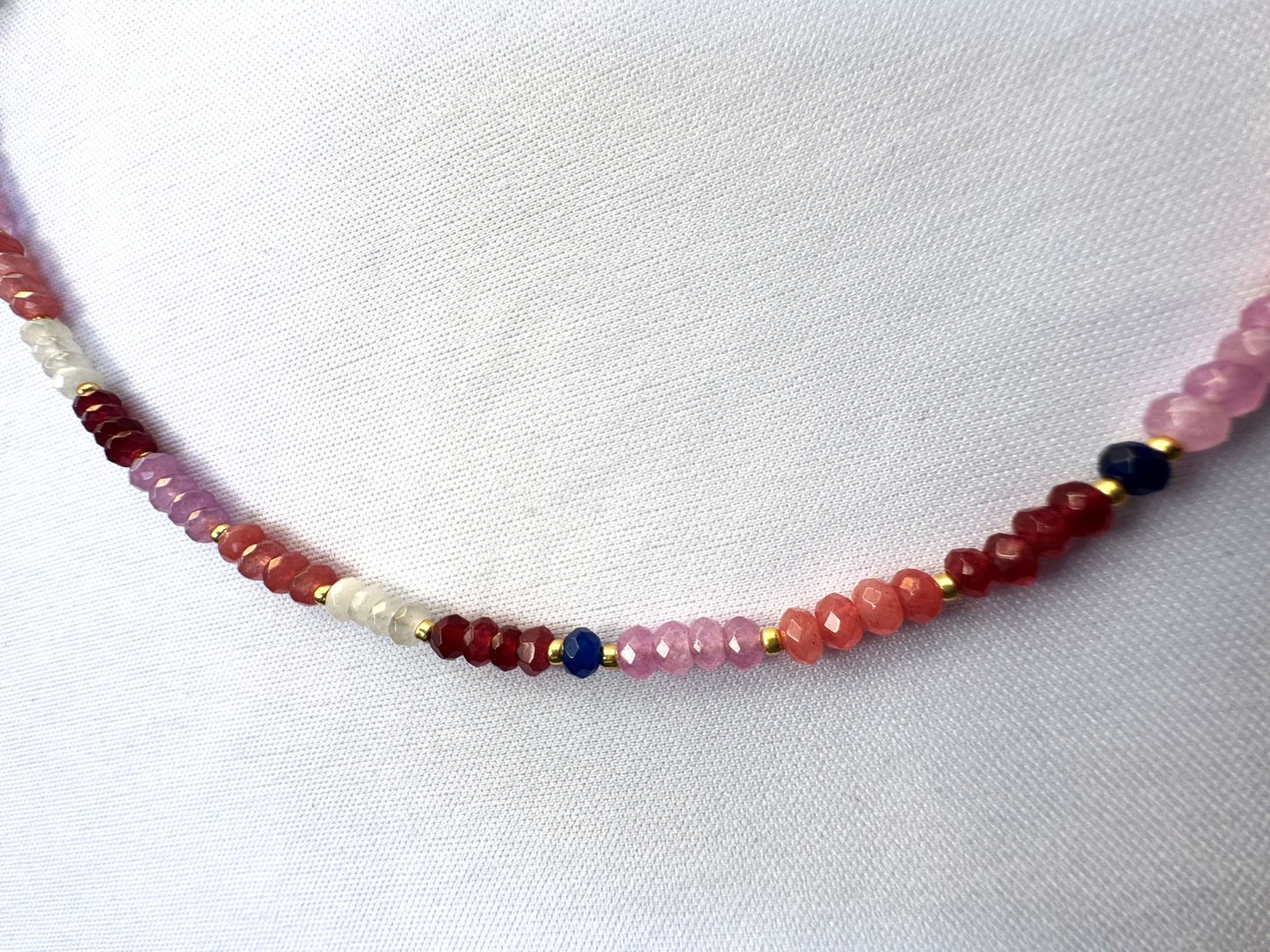 Choker en calcédoine multicolore et pendentif cœur