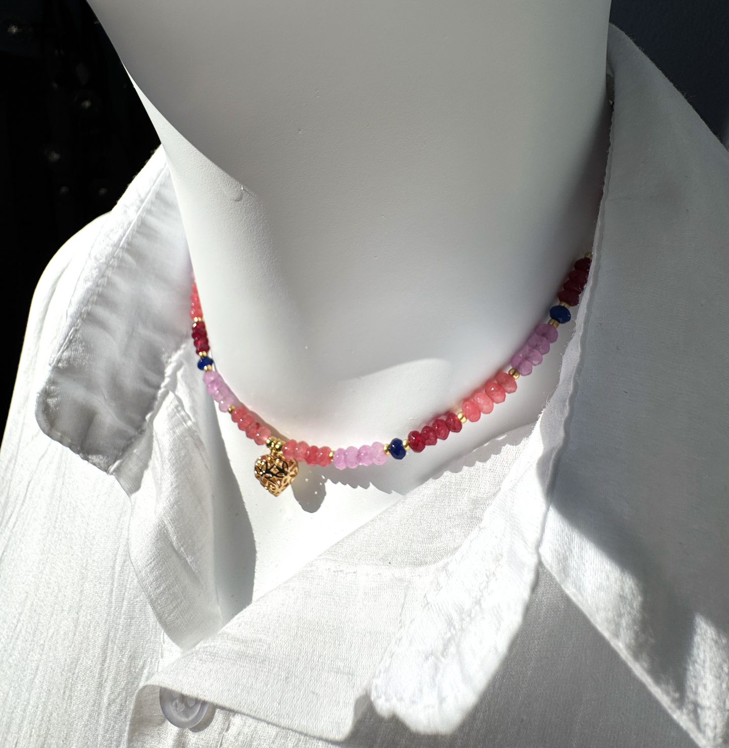Choker en calcédoine multicolore et pendentif cœur