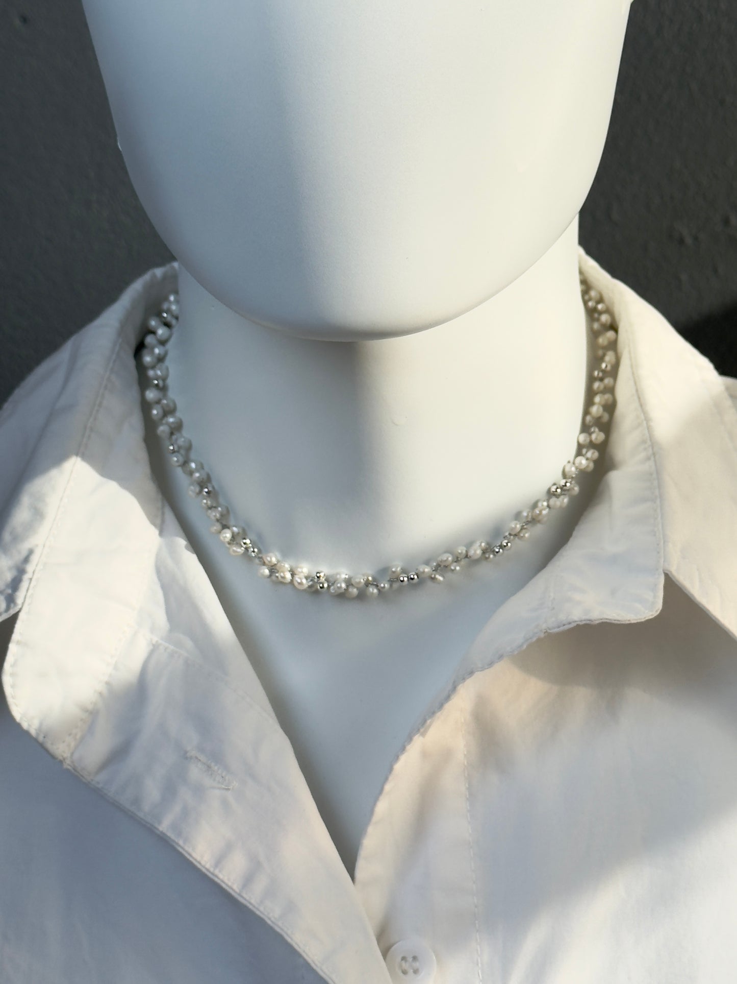 Choker en perles blanches crocheté