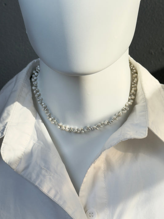 Choker en perles blanches crocheté