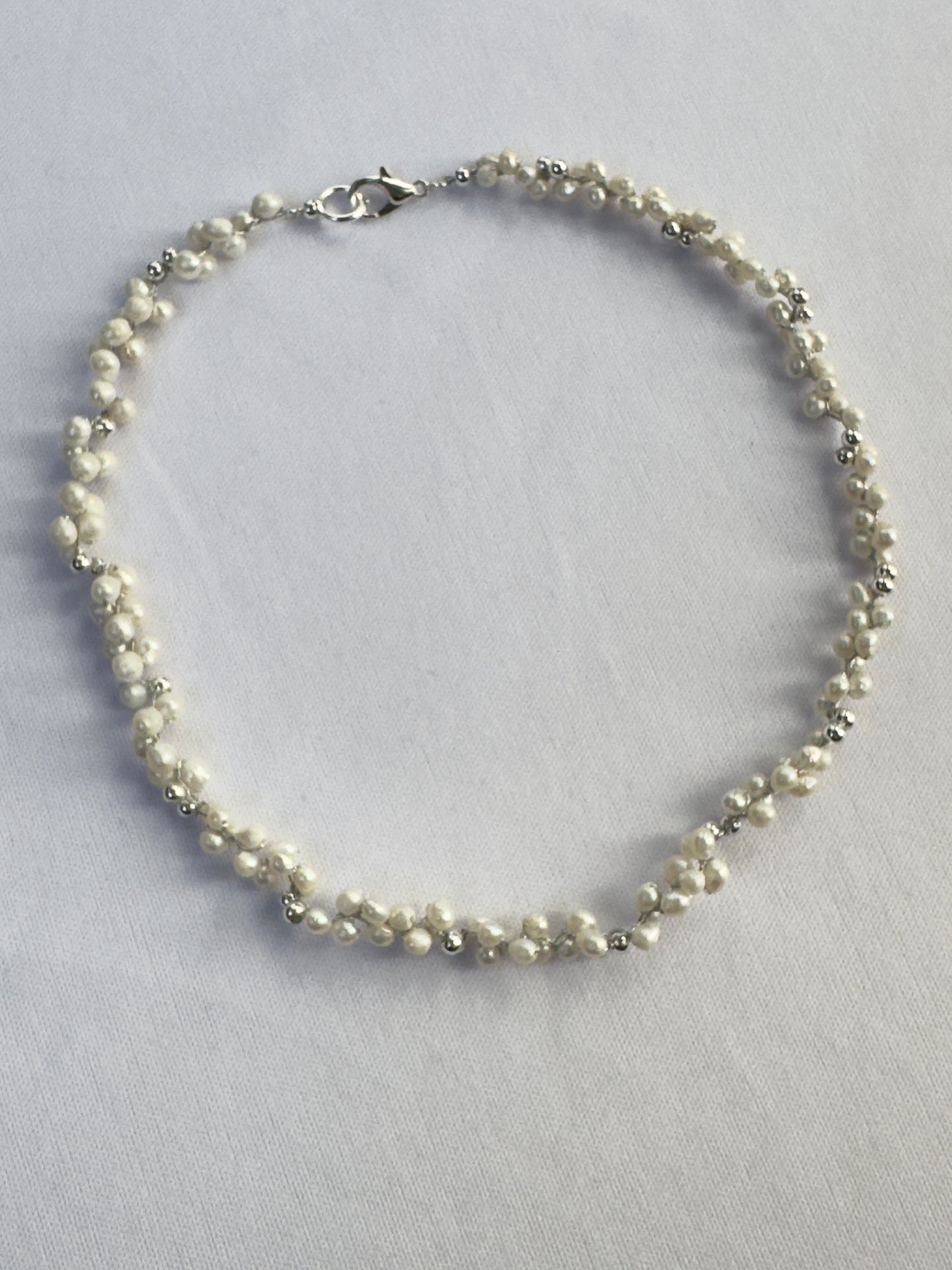 Choker en perles blanches crocheté