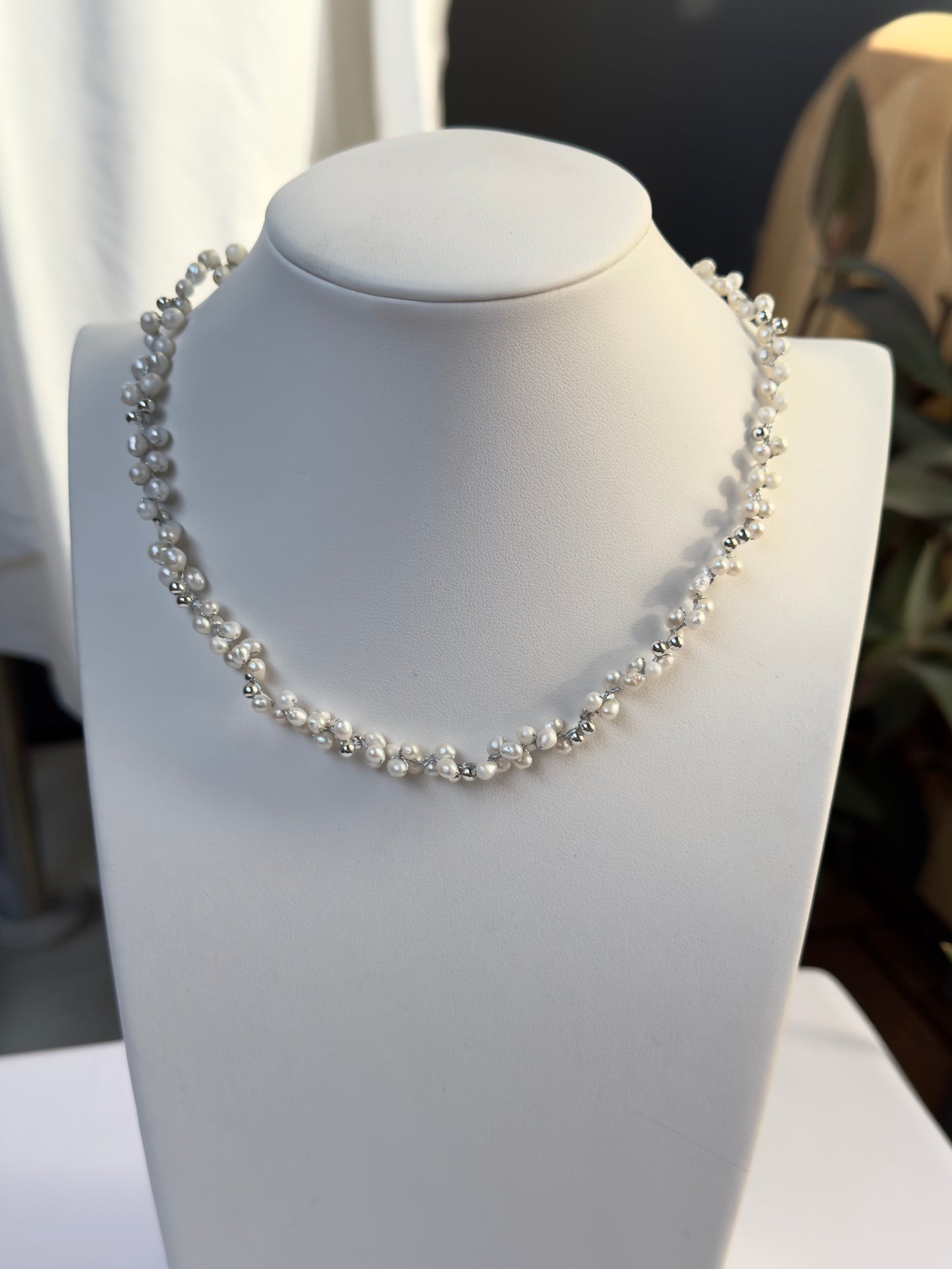 Choker en perles blanches crocheté