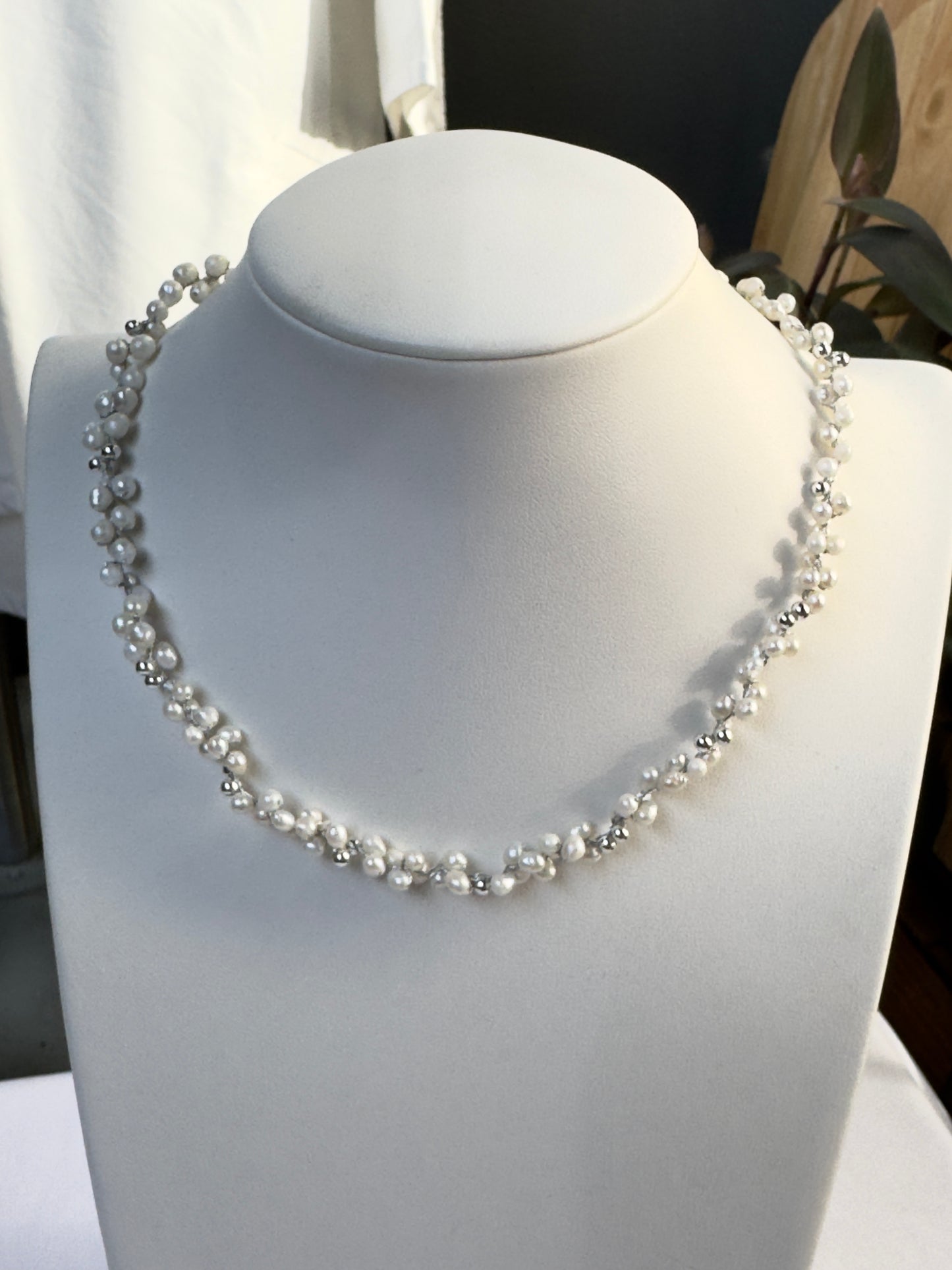 Choker en perles blanches crocheté