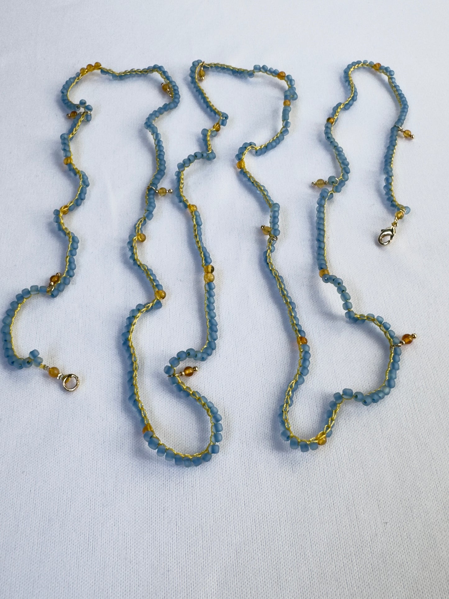 Collier crocheté perles bleues et ambre