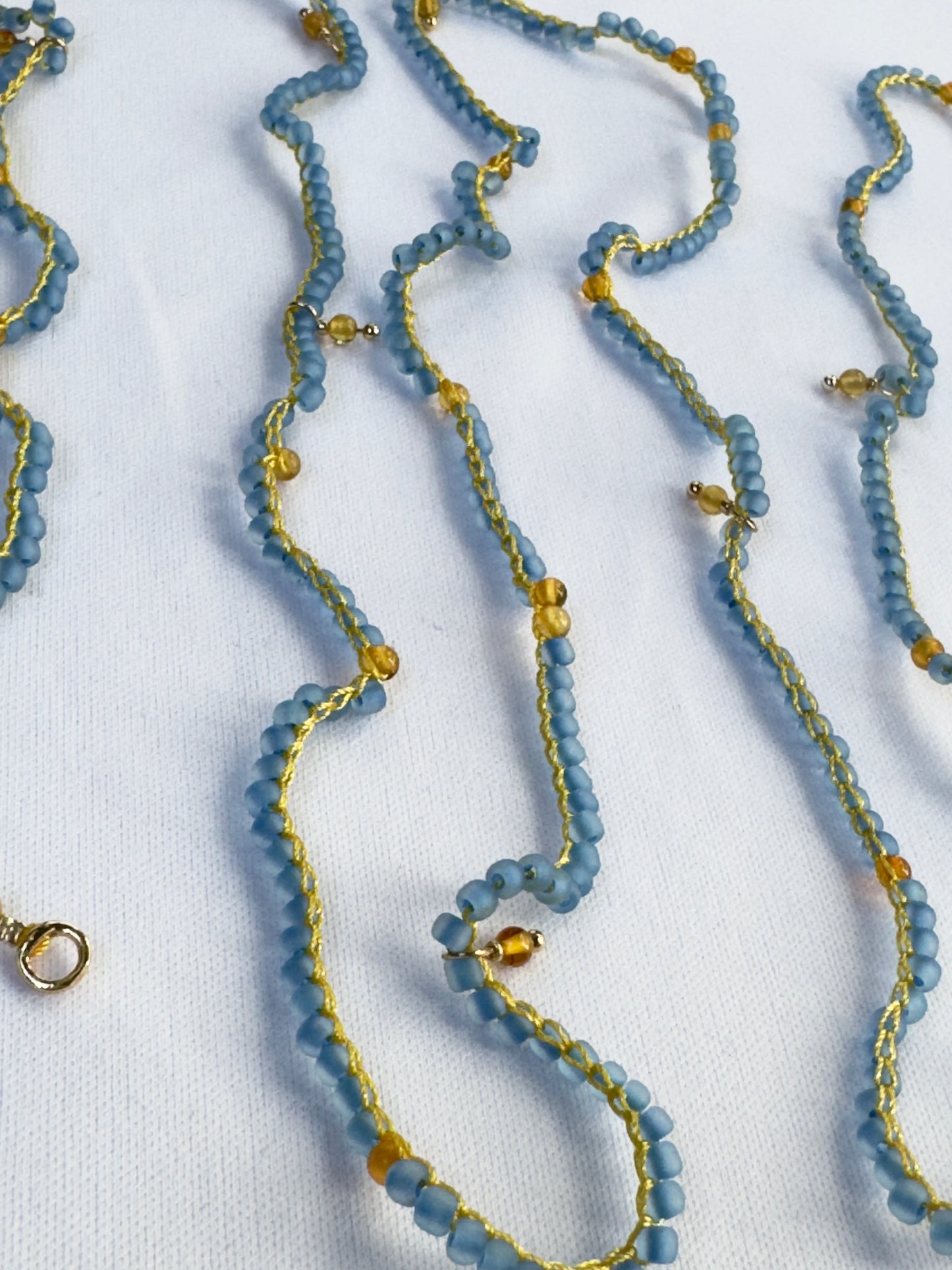 Collier crocheté perles bleues et ambre