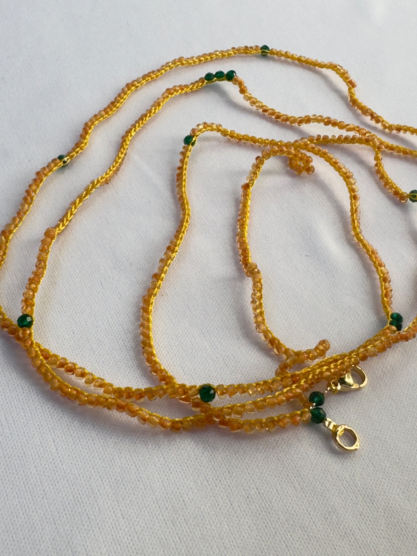 Collier crocheté perles jaunes et spinelle vert