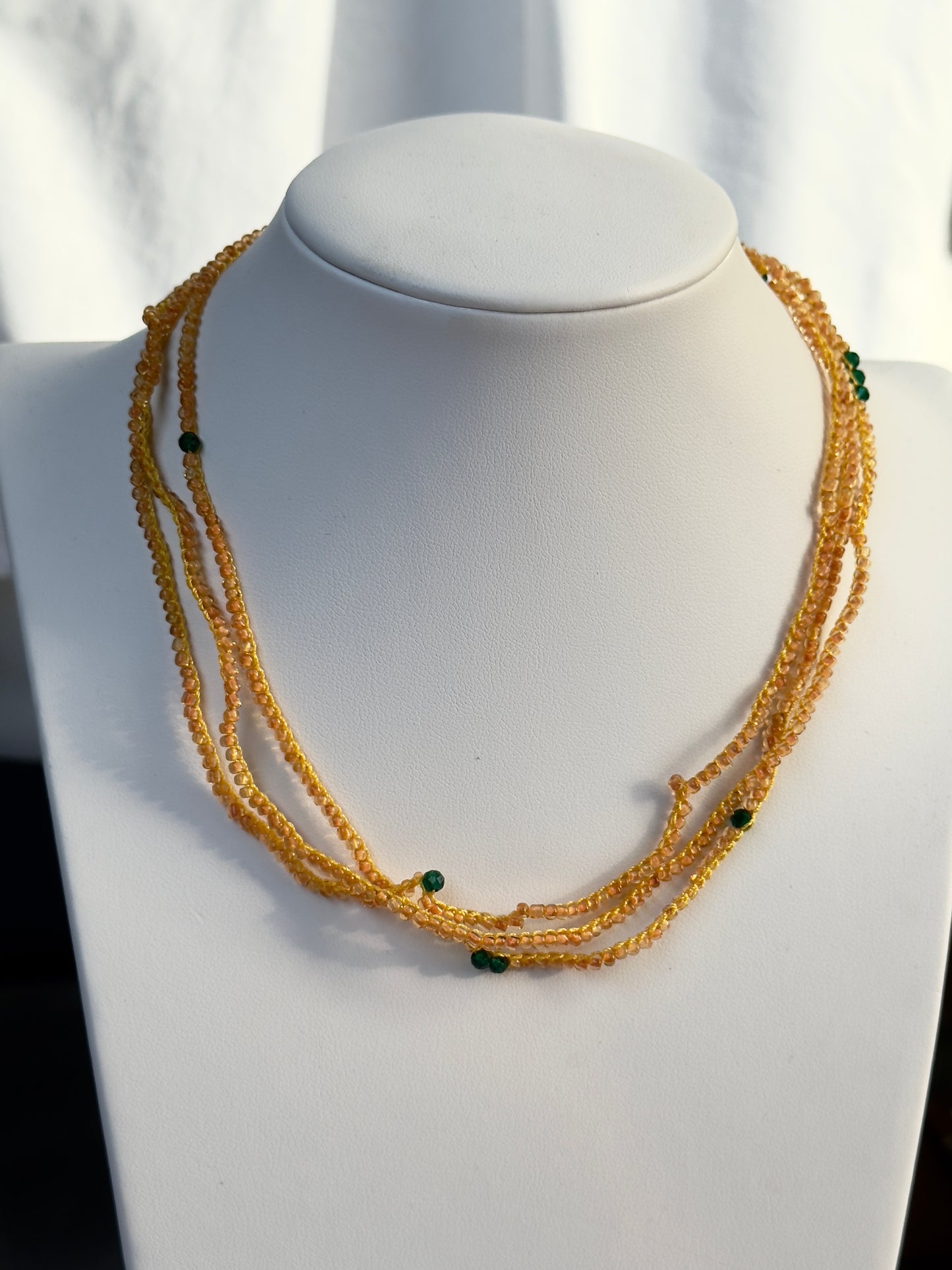 Collier crocheté perles jaunes et spinelle vert