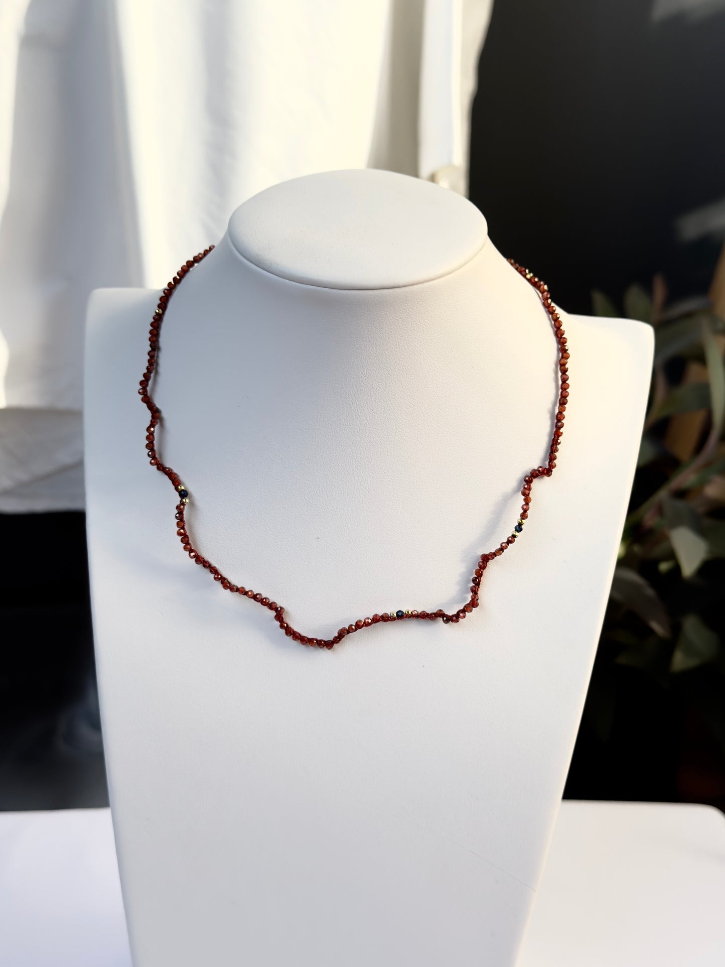 Collier crocheté zircon orange foncé et spinelle bleu foncé