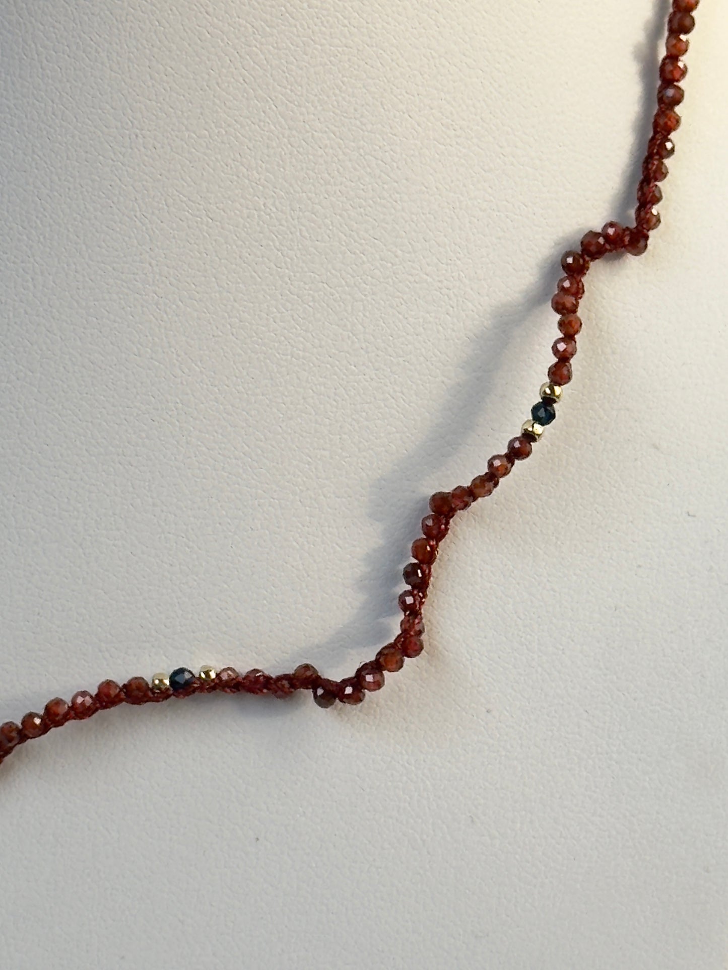 Collier crocheté zircon orange foncé et spinelle bleu foncé