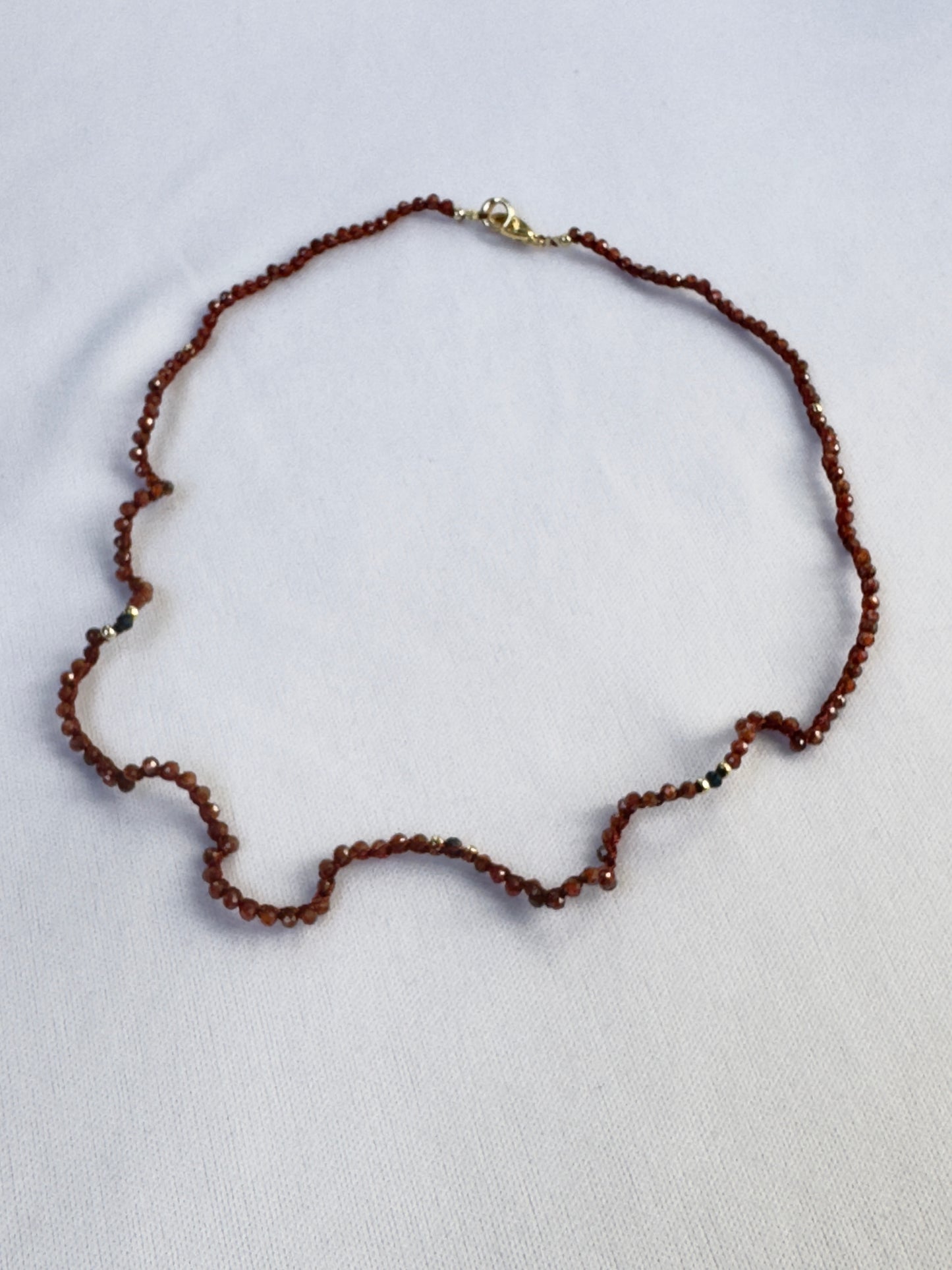 Collier crocheté zircon orange foncé et spinelle bleu foncé