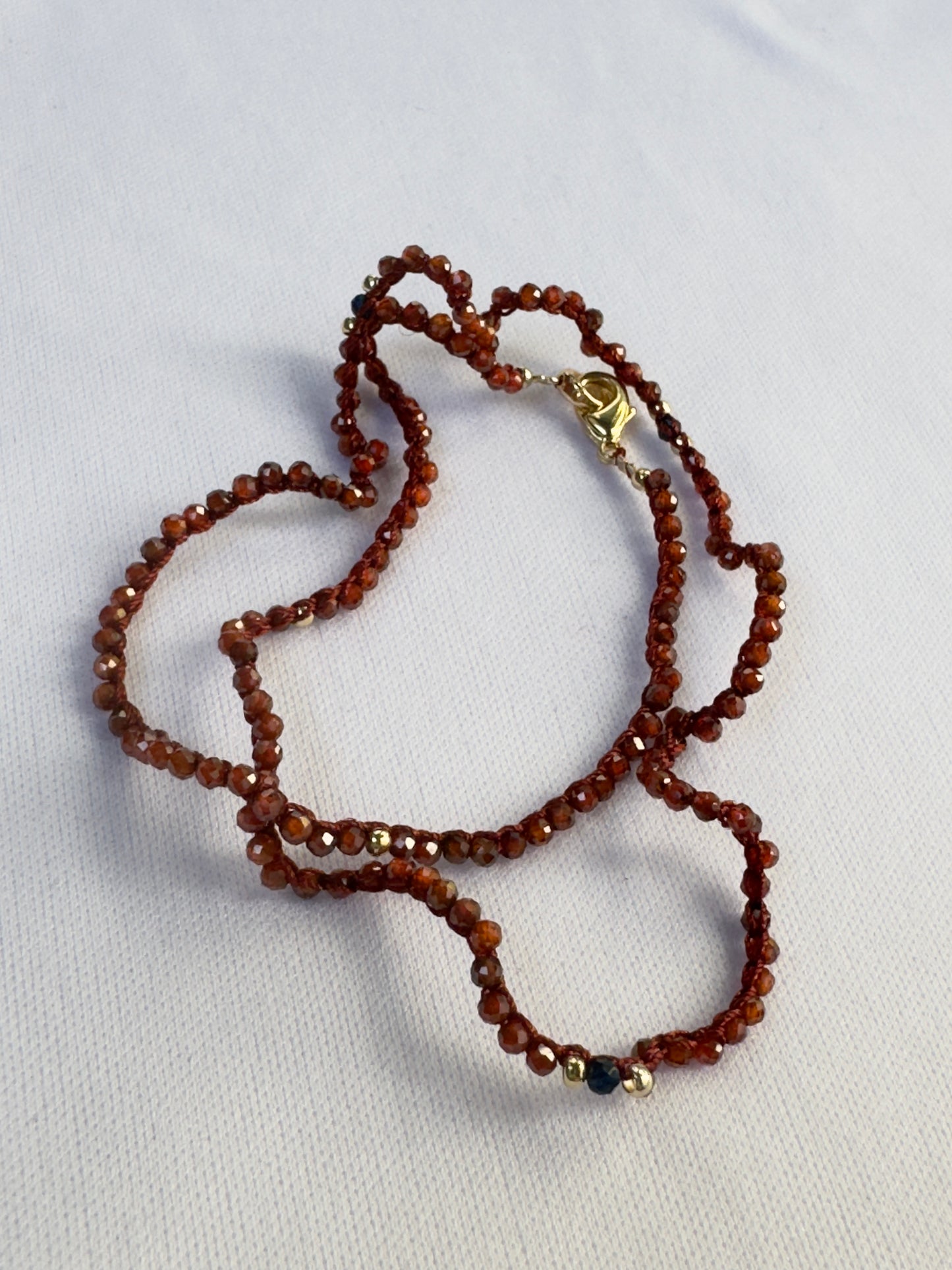 Collier crocheté zircon orange foncé et spinelle bleu foncé