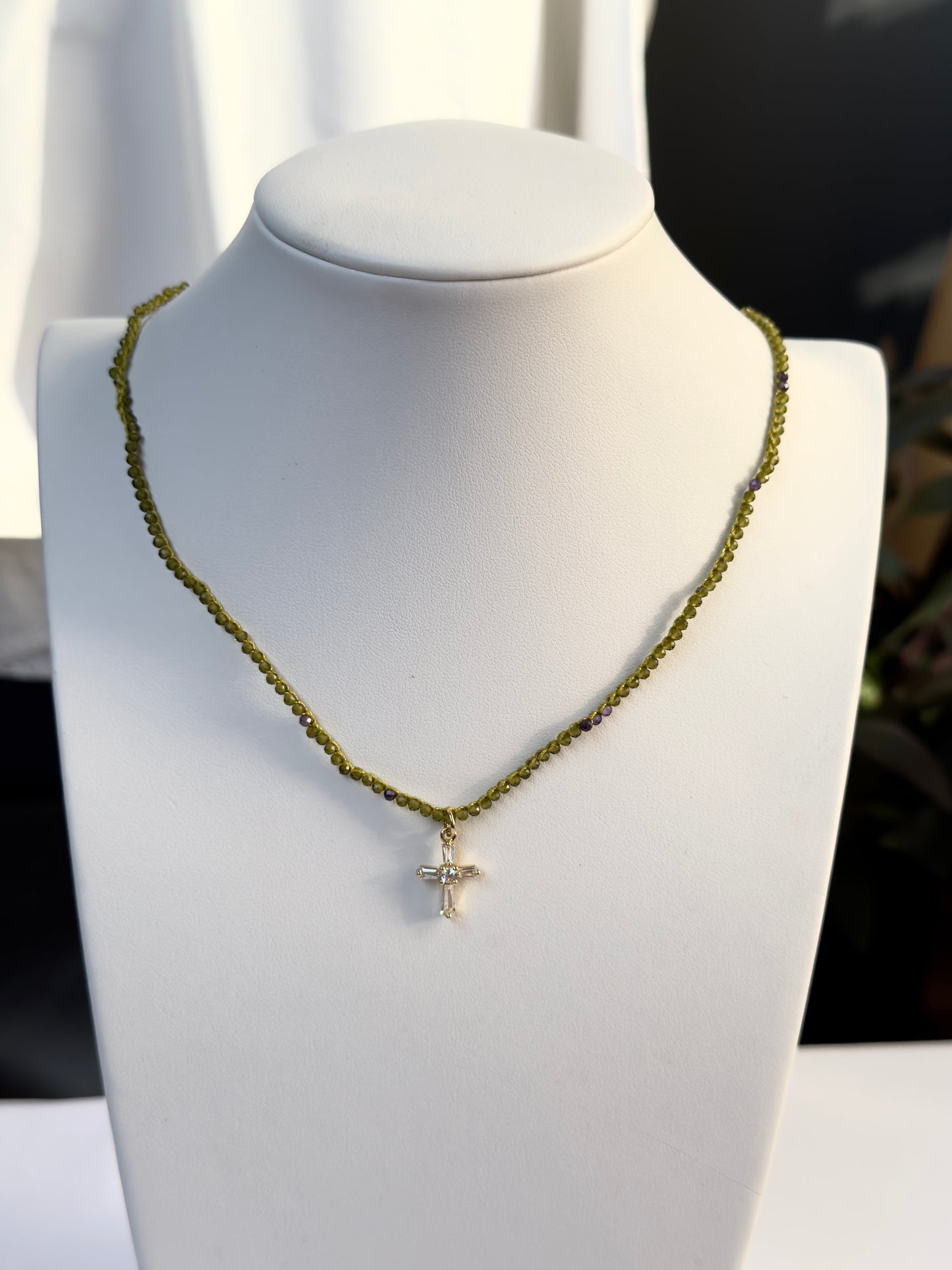Collier crocheté spinelle vert avec zircon violet