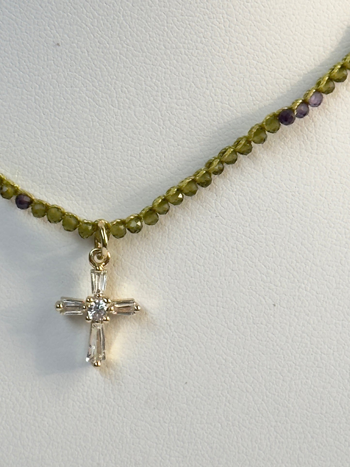 Collier crocheté spinelle vert avec zircon violet
