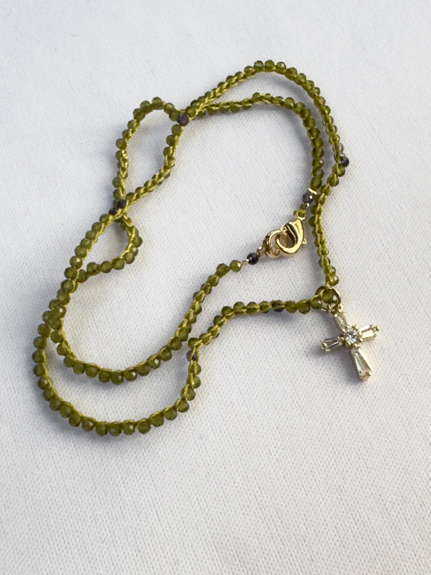 Collier crocheté spinelle vert avec zircon violet