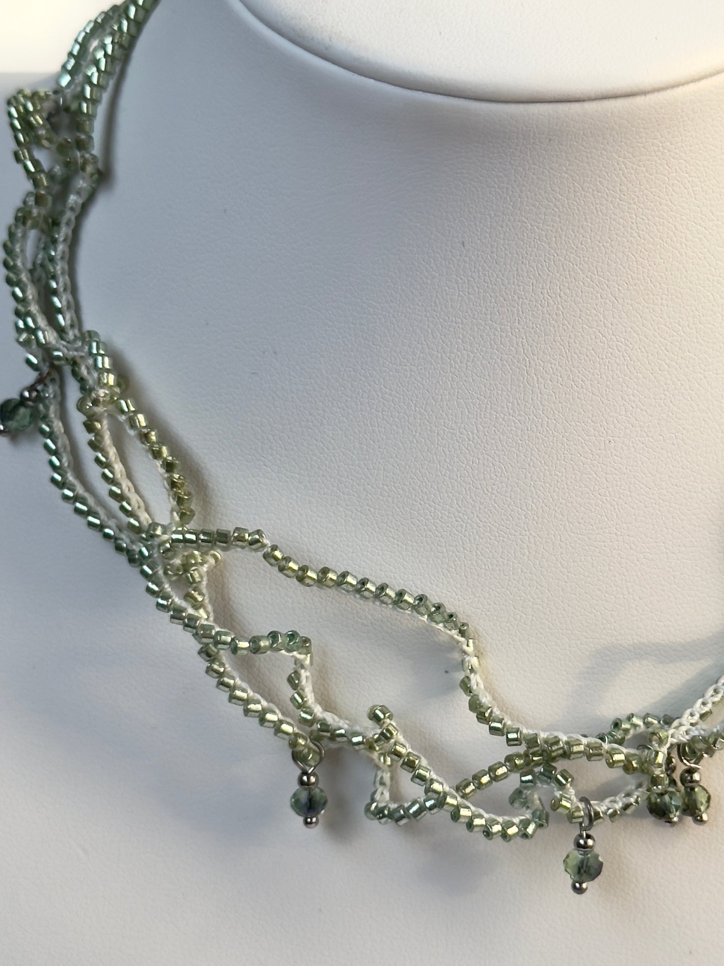 Collier crocheté à perles vert clair