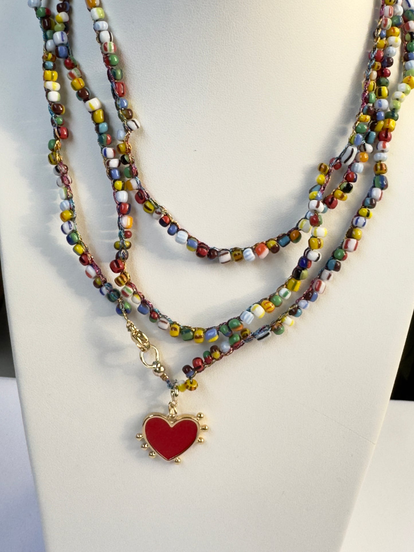 Collier de perles arc-en-ciel au crochet