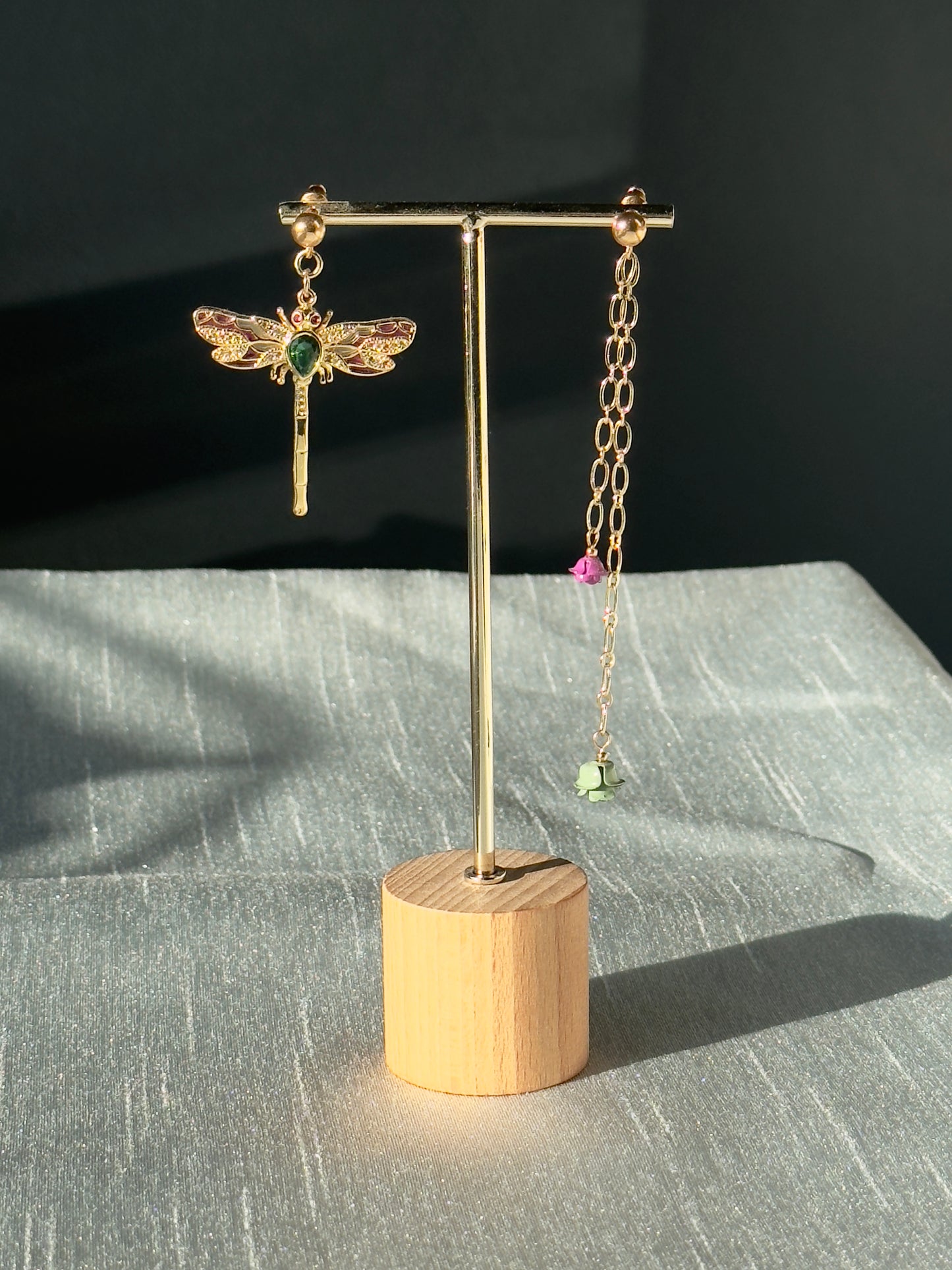 Boucles d’oreilles asymétriques – Libellule & Roses